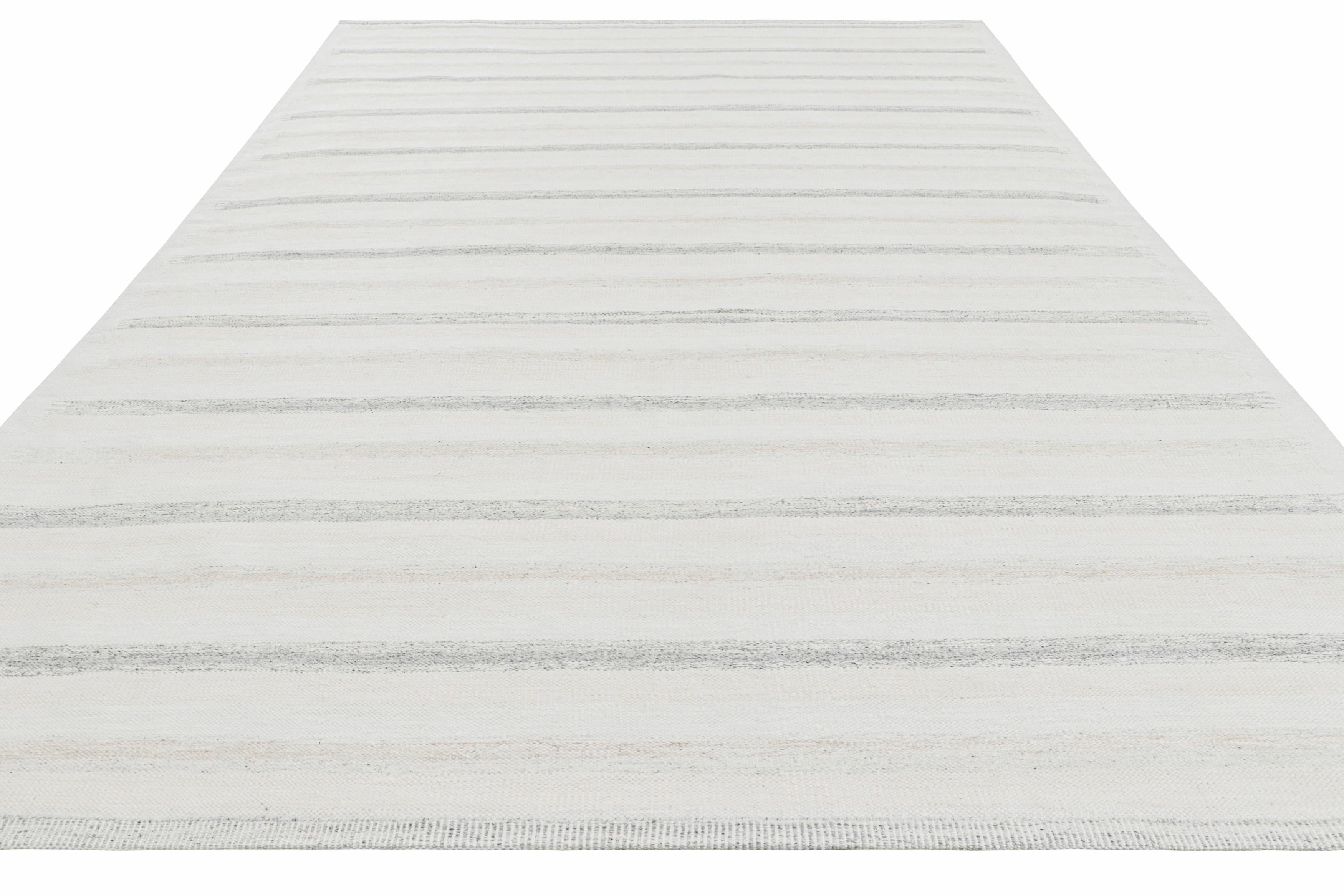 Rug & Kilim's maßgeschneiderter Teppich im skandinavischen Stil mit grauen und weißen Streifen (Handgewebt) im Angebot
