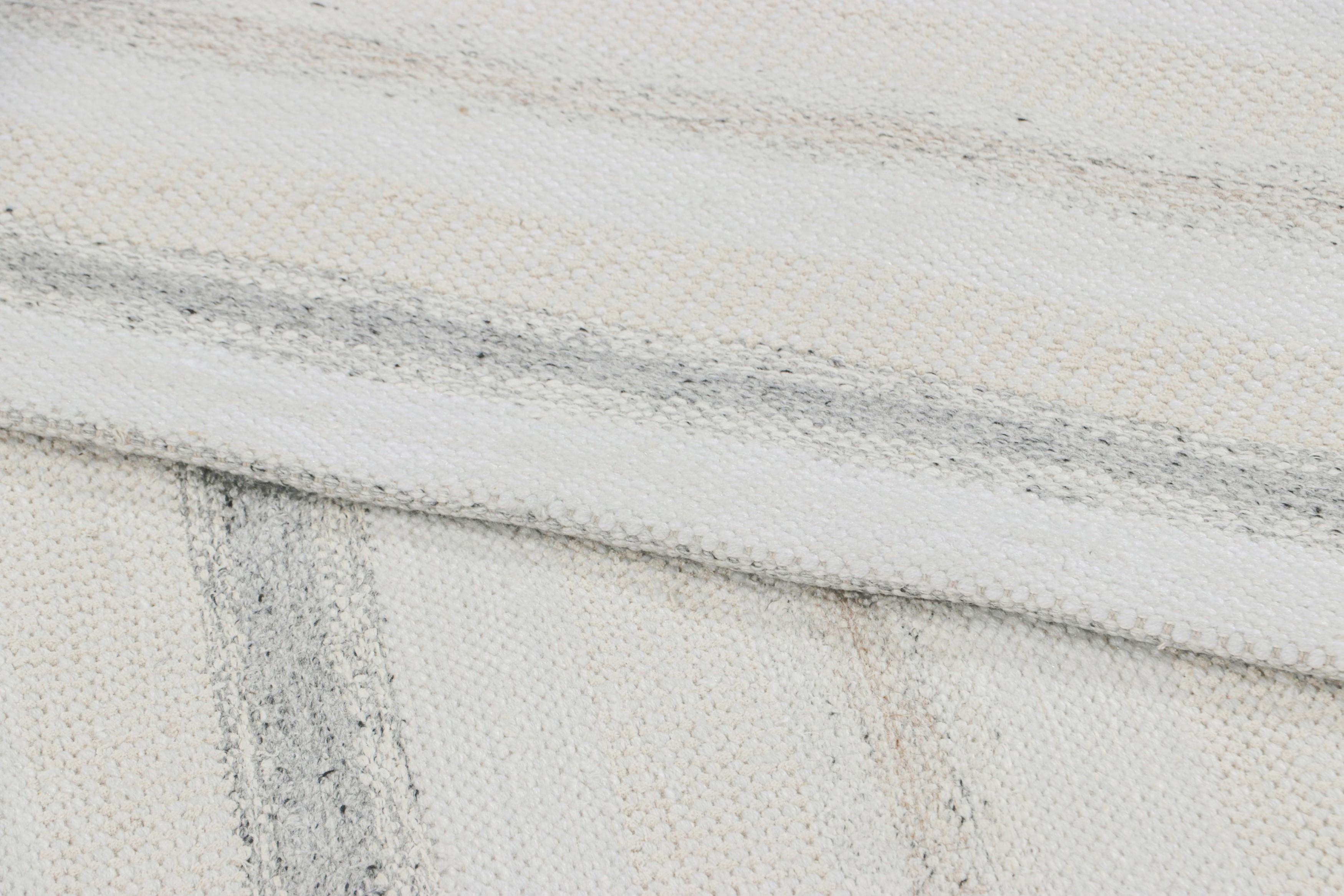 Rug & Kilim's maßgeschneiderter Teppich im skandinavischen Stil mit grauen und weißen Streifen (21. Jahrhundert und zeitgenössisch) im Angebot