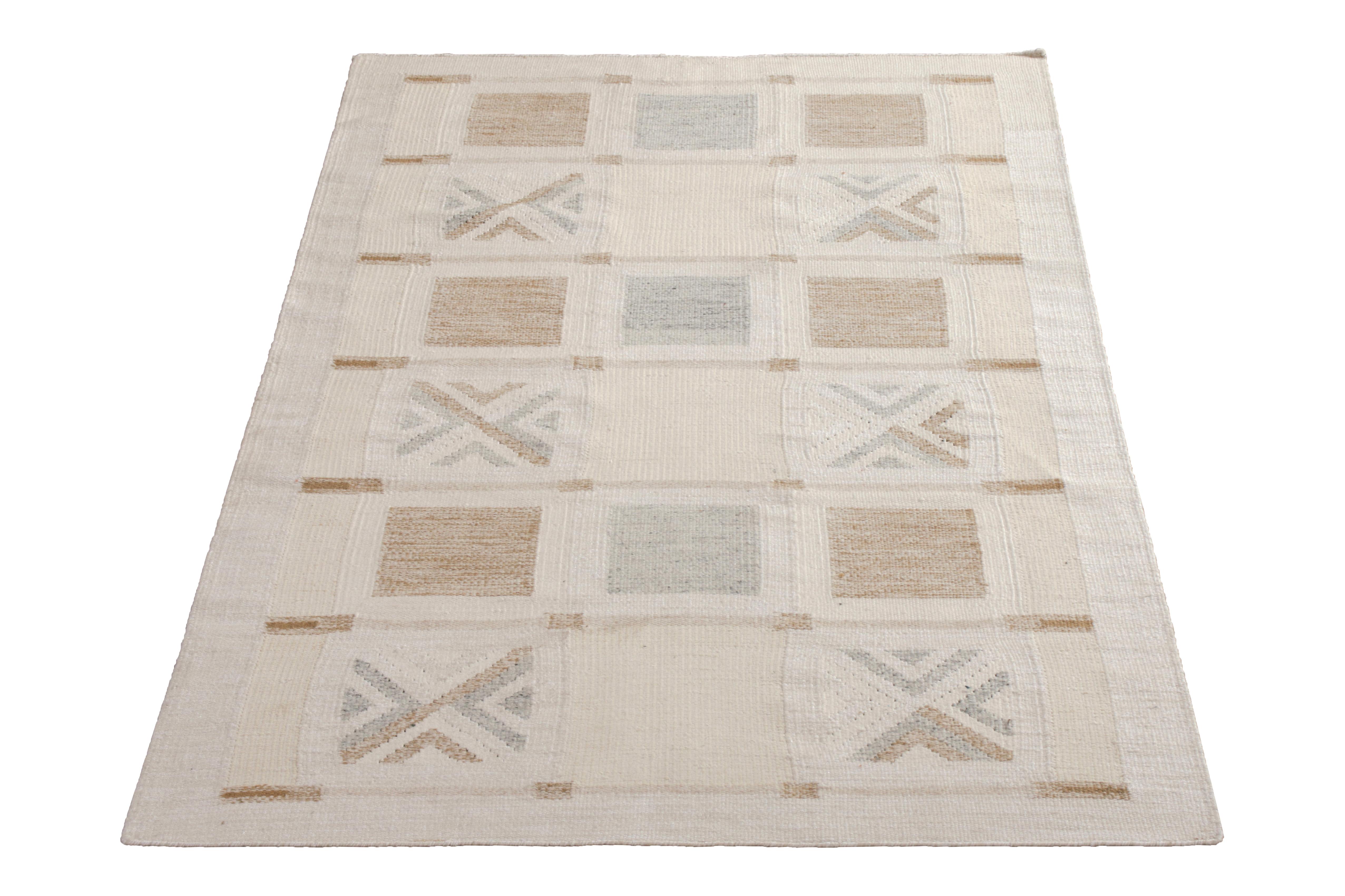 Handmade in flat-woven wool, this modern flat weave is an addition to the reputed Scandinavian Kilim collection by Rug & Kilim, celebrating the mid-century Scandinavian rug style in a unique approach to recapturing vintage colorways with