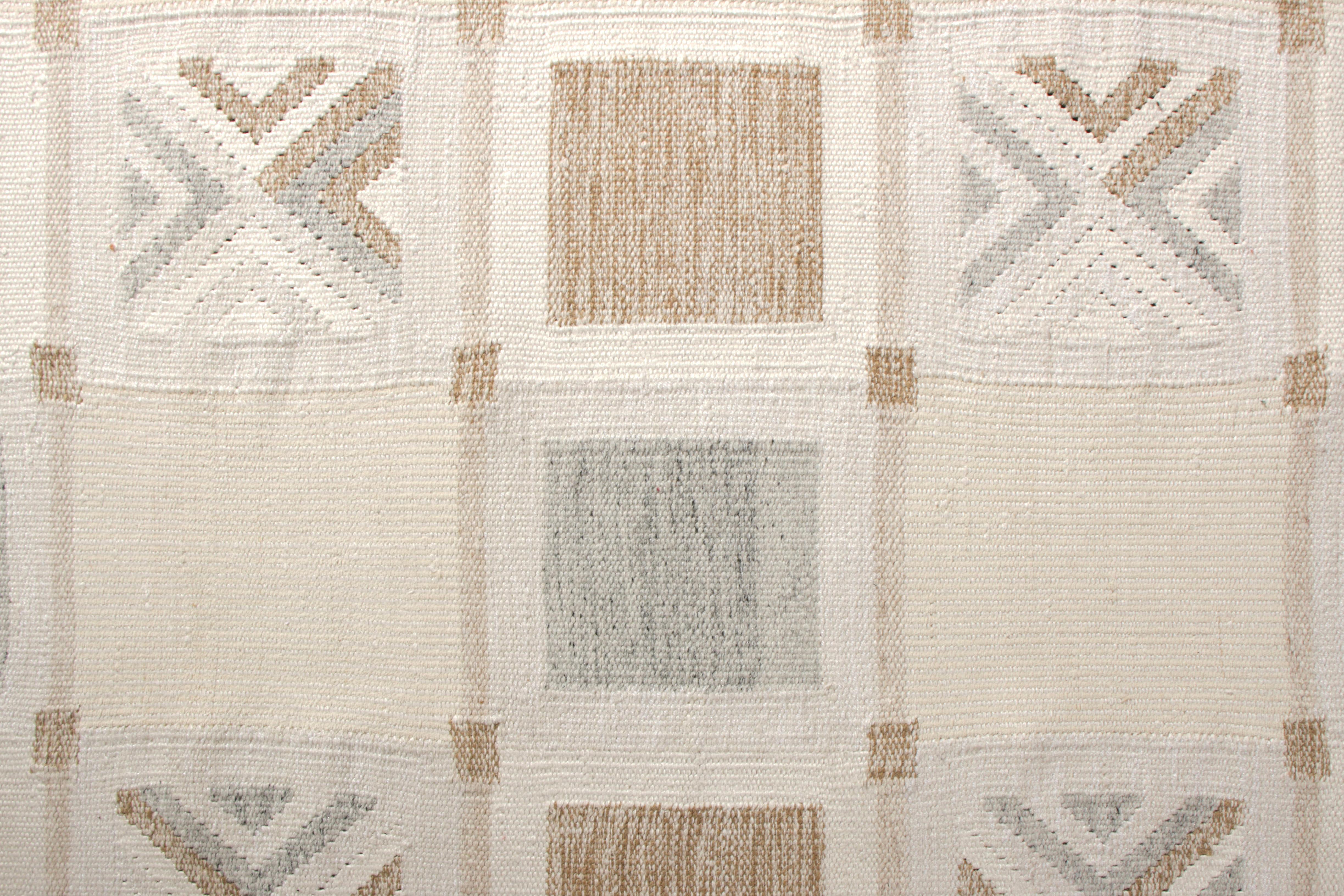 Indiano Rug & Kilim in stile scandinavo a trama piatta beige marrone geometrico in vendita
