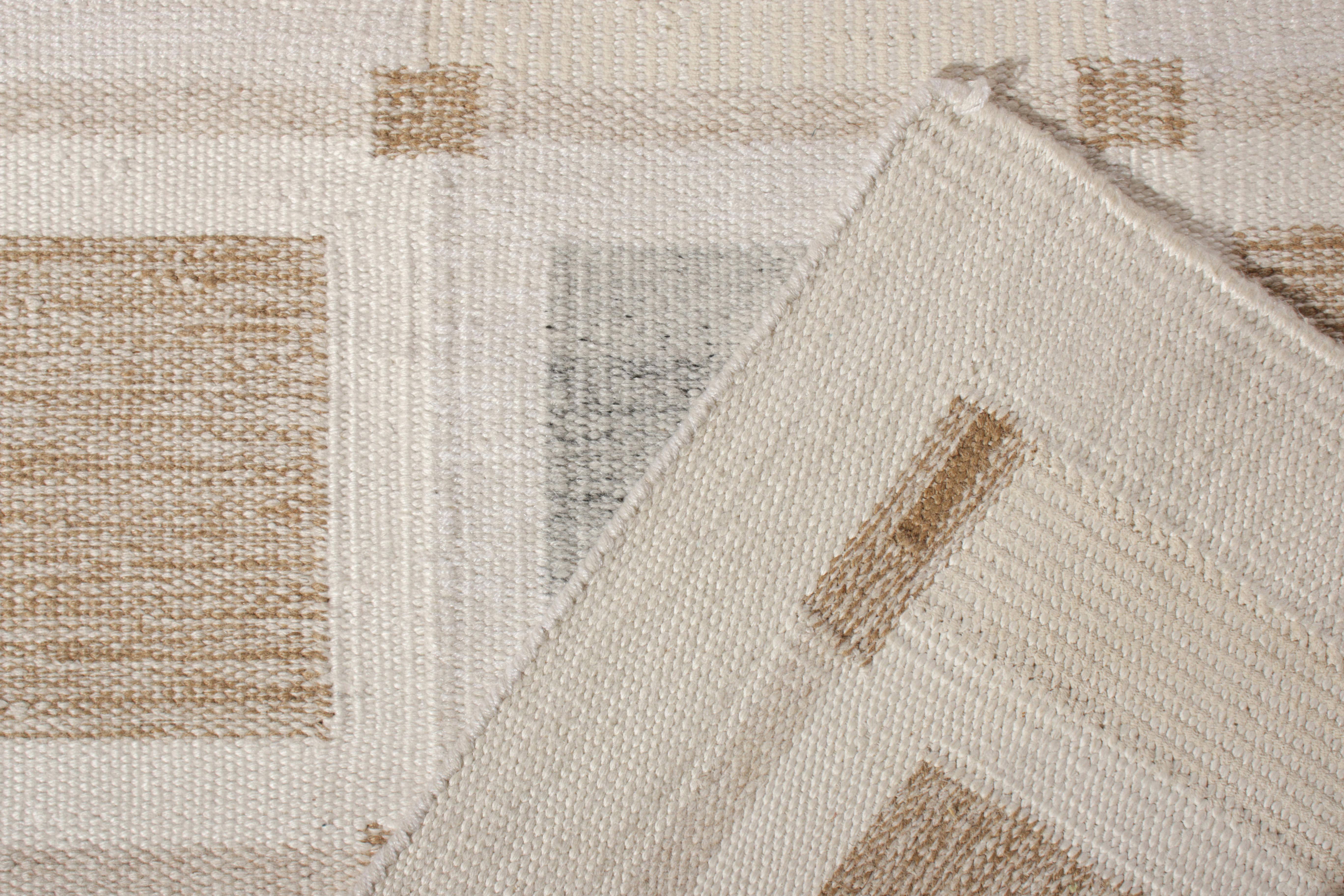 Rug & Kilim in stile scandinavo a trama piatta beige marrone geometrico In condizioni Nuovo in vendita a Long Island City, NY
