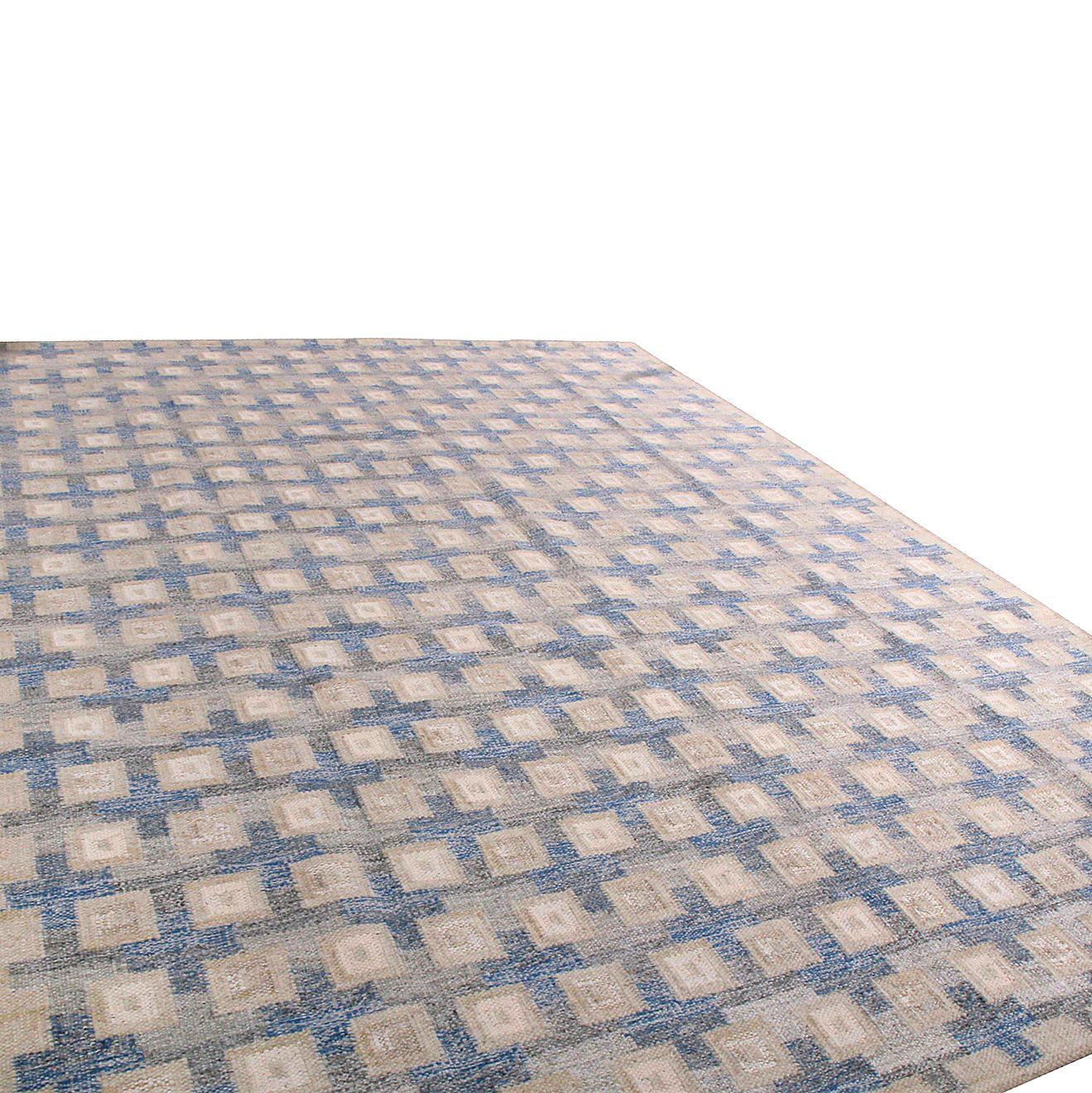 Handwoven in distinguished natural wool with a unique blend of exotic yarns, this modern rug hails from the latest flat-weave additions to Rug & Kilim’s Scandinavian Kilim collection, a celebration of Swedish modernism with new large-scale geometry