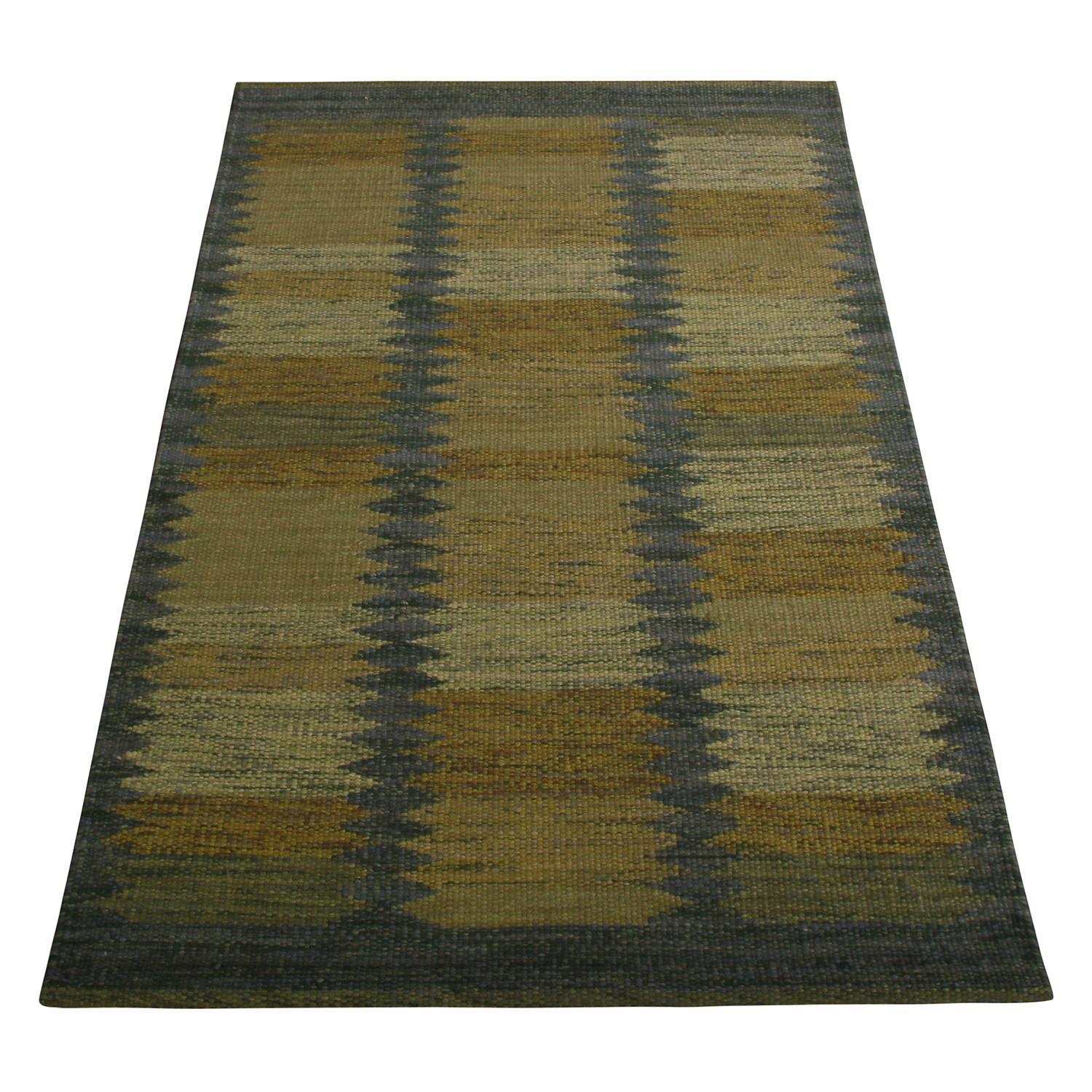 Handwoven in distinguished natural wool with a unique blend of exotic yarns, this modern rug hails from the latest flat-weave additions to Rug & Kilim’s Scandinavian Kilim collection, a celebration of Swedish modernism with new large-scale geometry