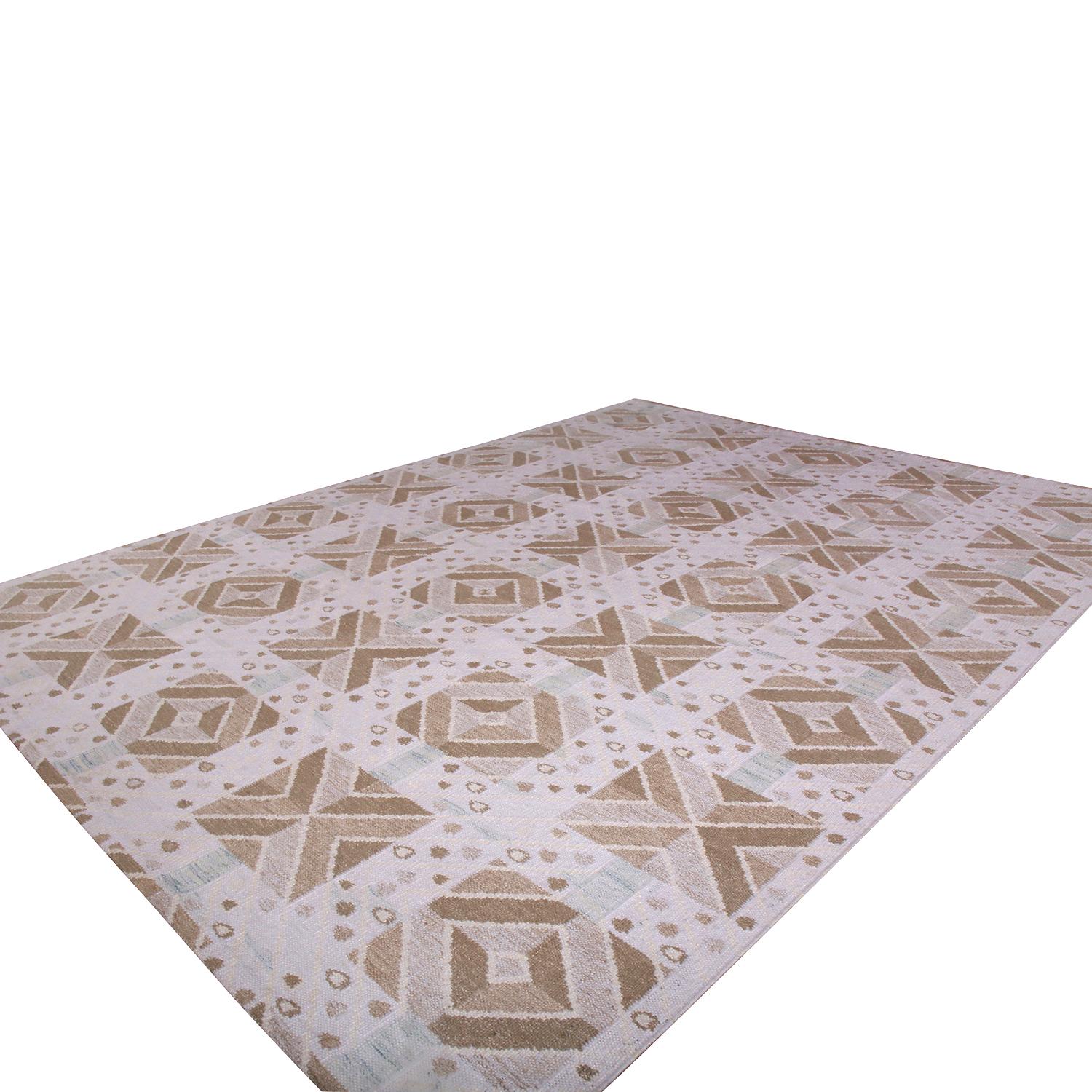 Tessuto a mano in lana con una miscela unica di filati naturali non tinti, questo moderno tappeto Kilim quadrato fa parte delle ultime aggiunte a tessitura piatta della The Moderninavian Kilim Collection di Rug & Kilim, una celebrazione del