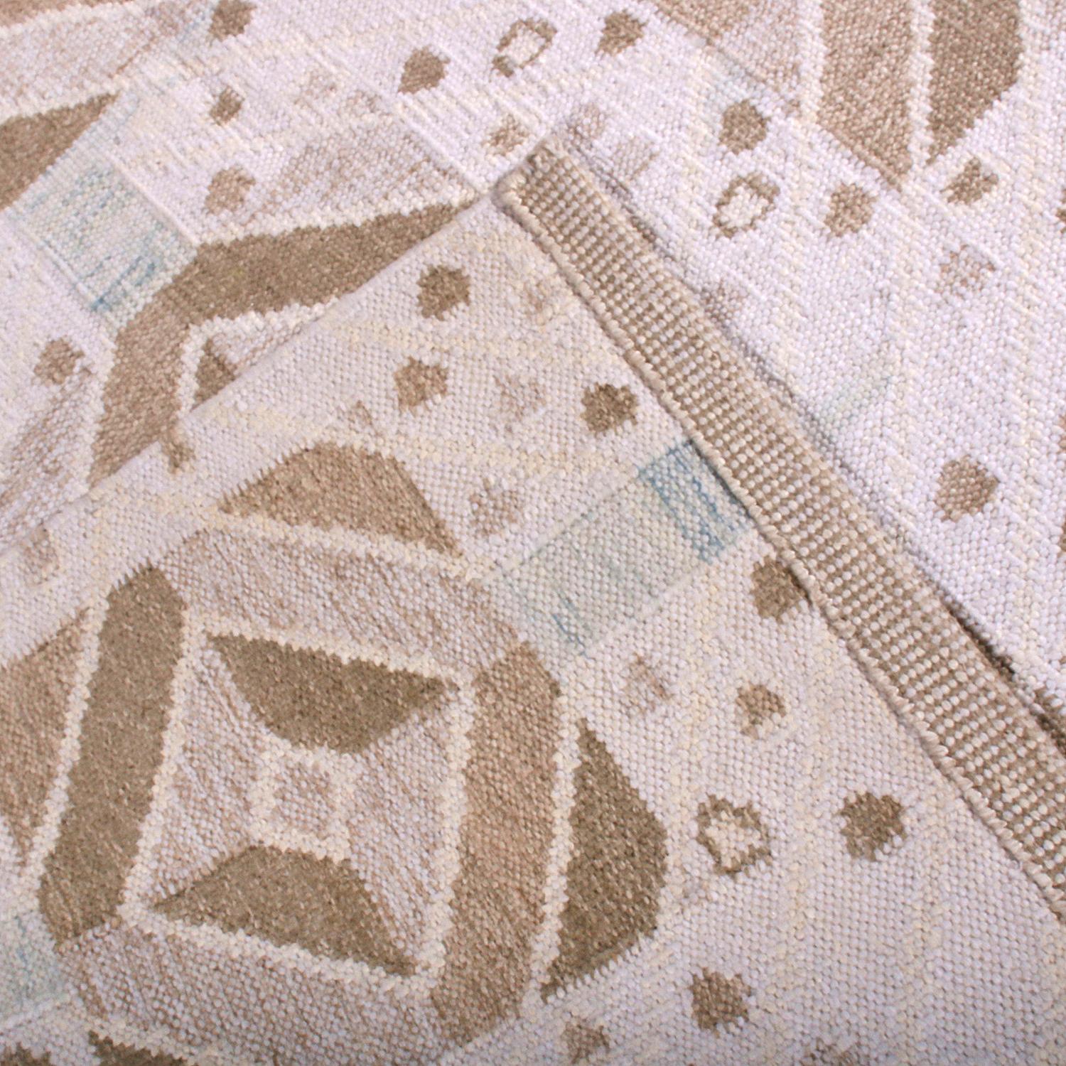 Tessuto a mano Rug & Kilim - Tappeto Kilim in lana beige, marrone e bianco, in stile scandinavo in vendita