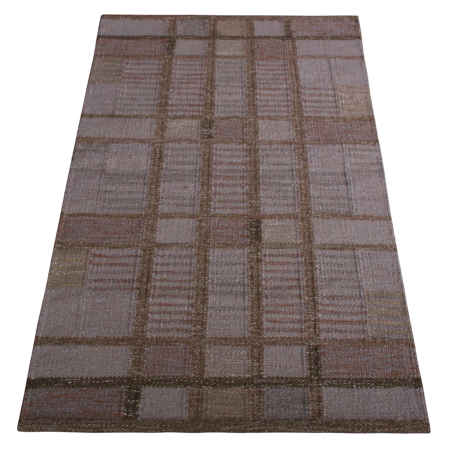 Hand woven in wool a unique blend of undyed natural yarns, this modern rug hails from the latest flat weave additions to Rug & Kilim’s Scandinavian Kilim Collection, a celebration of Swedish modernism with new large-scale geometry and exciting