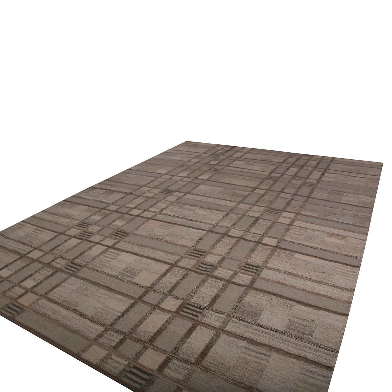 Tessuto a mano in pregiata lana naturale con una miscela unica di filati esotici, questo tappeto moderno fa parte delle ultime aggiunte a trama piatta della Scandinavian Kilim Collection di Rug & Kilim, una celebrazione del modernismo svedese con