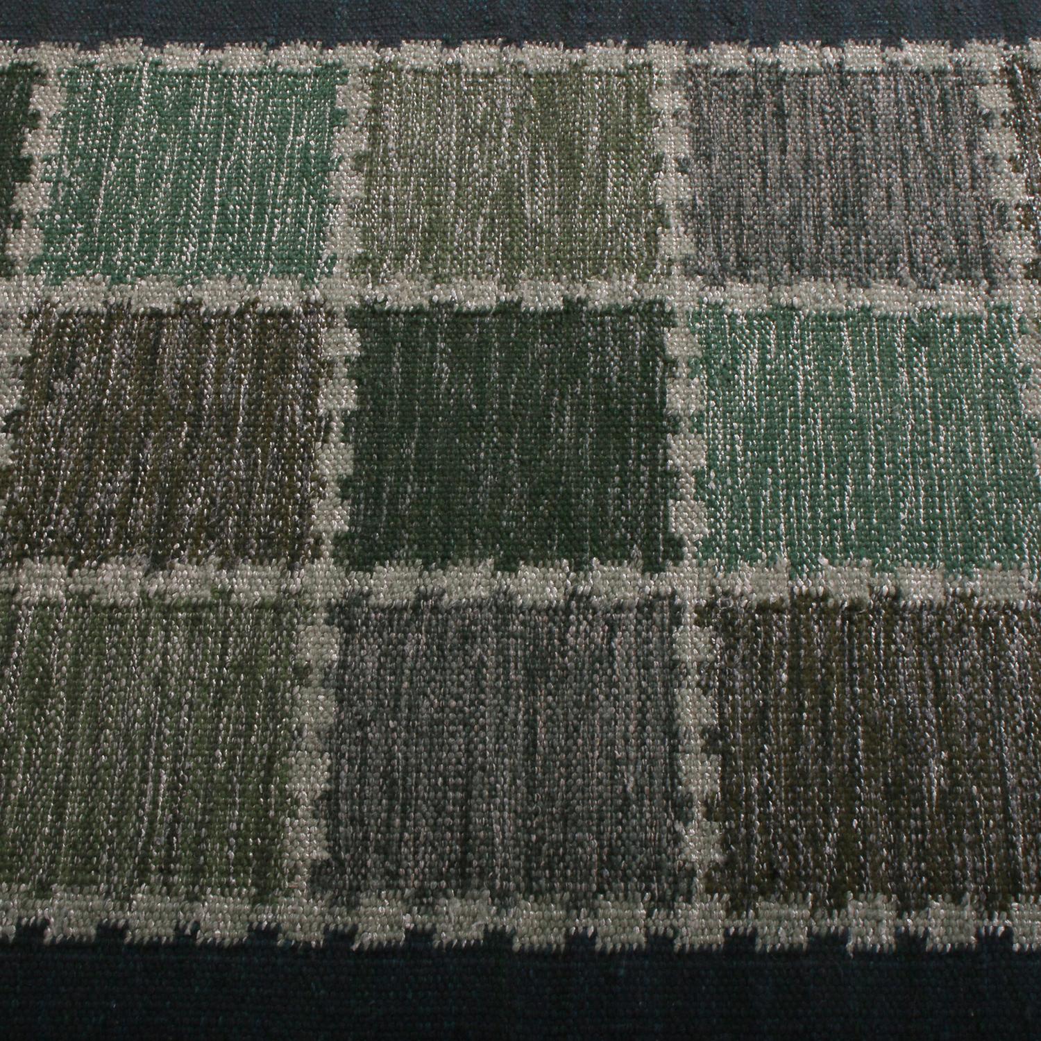 Annodato a mano Rug & Kilim è un kilim di lana geometrico in stile scandinavo, di colore beige-marrone, grigio e blu. in vendita