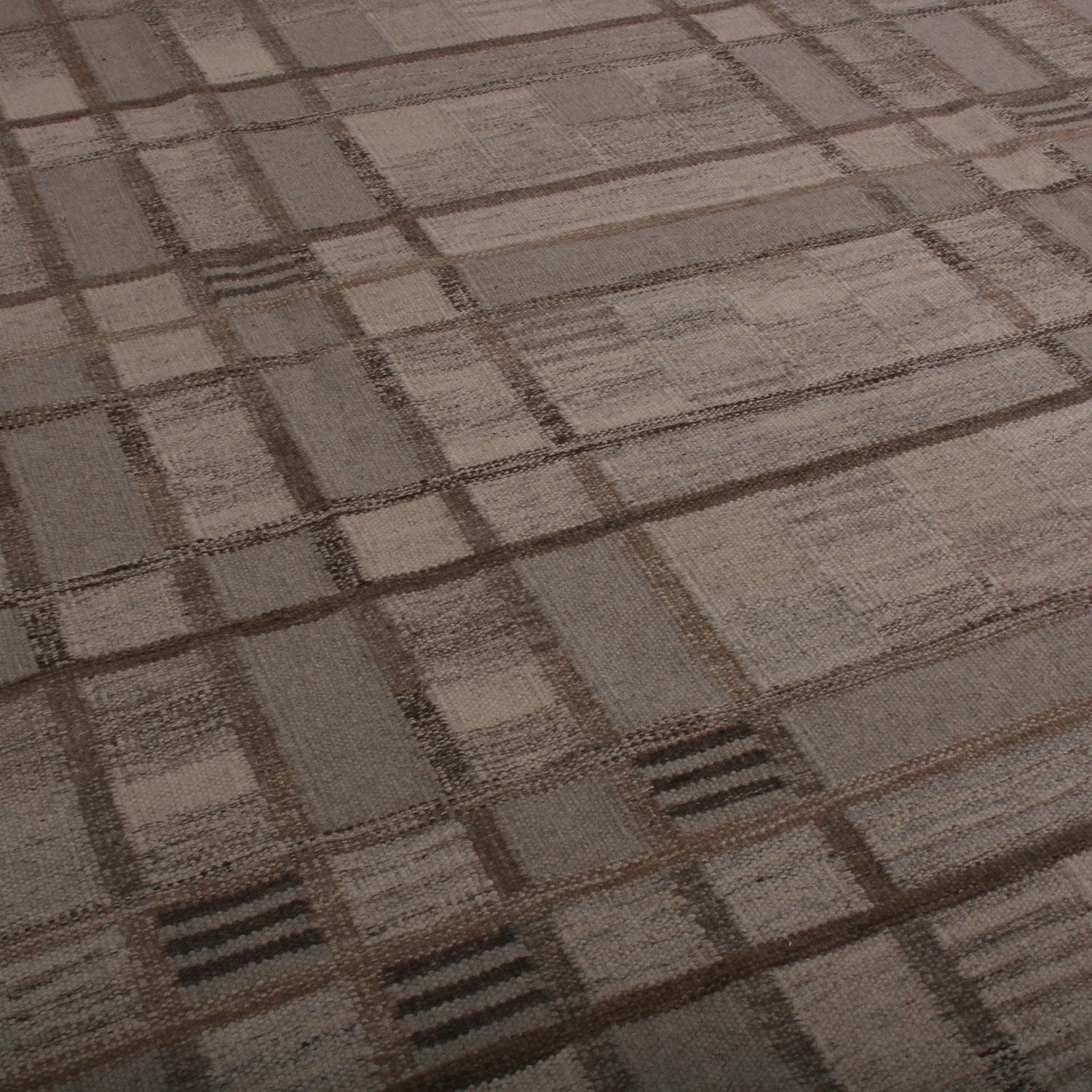 Indiano Rug & Kilim è un kilim di lana geometrico in stile scandinavo, di colore beige-marrone, grigio e blu. in vendita