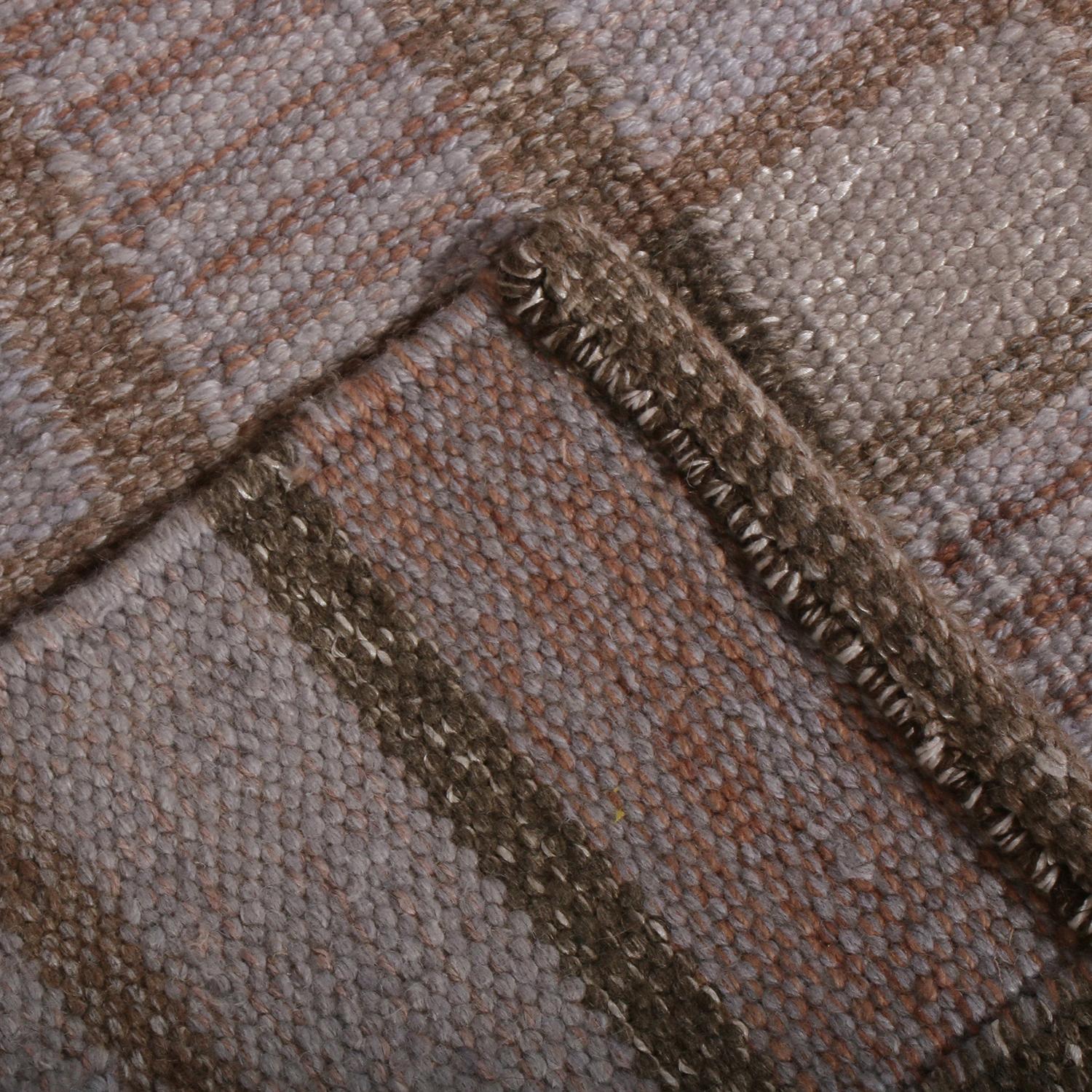 Annodato a mano Rug & Kilim è un kilim di lana geometrico in stile scandinavo, di colore beige-marrone, grigio e blu. in vendita