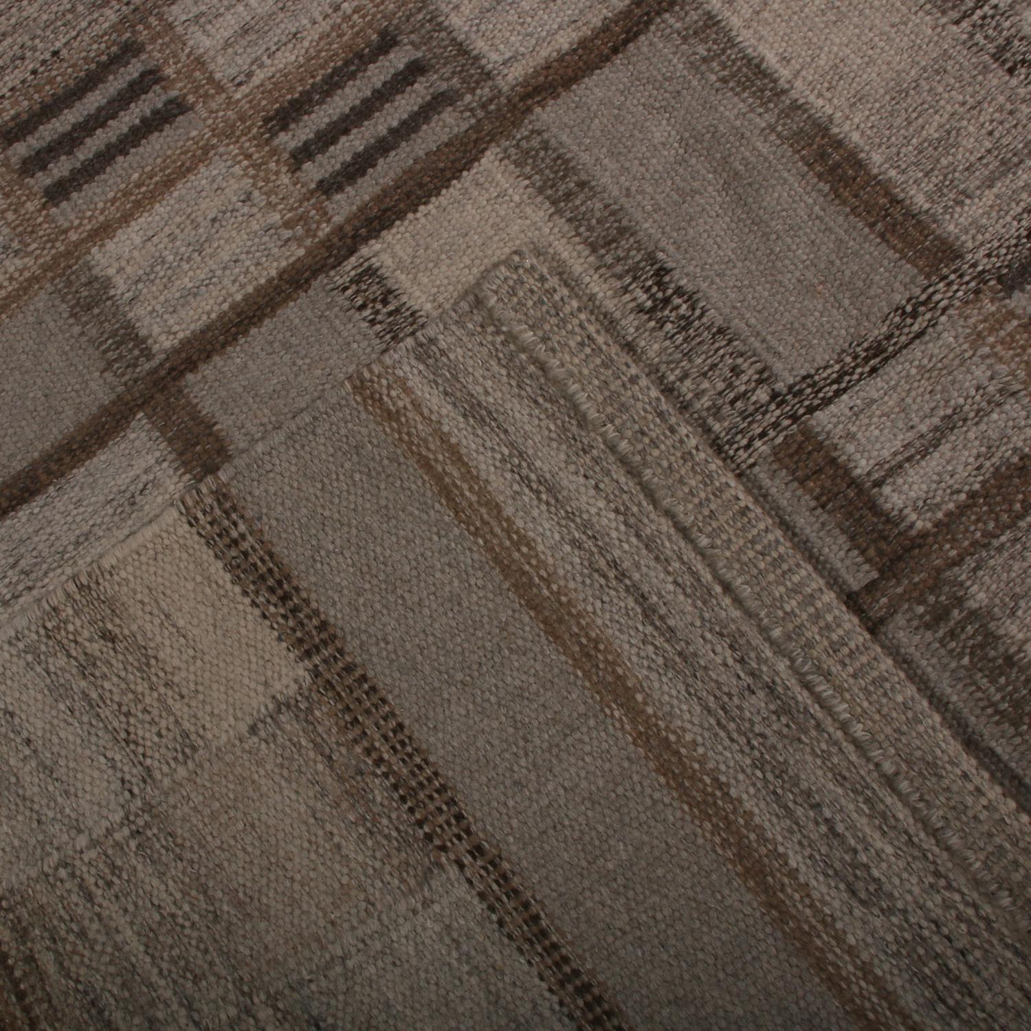 Annodato a mano Rug & Kilim è un kilim di lana geometrico in stile scandinavo, di colore beige-marrone, grigio e blu. in vendita