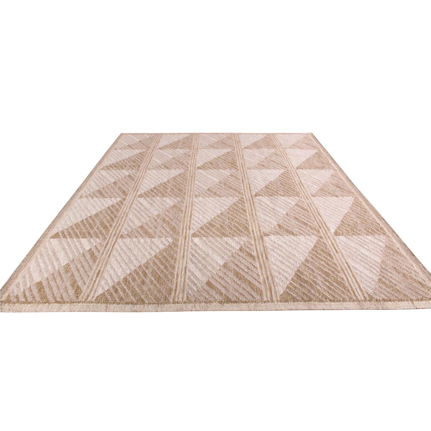 Hand woven in wool with a unique blend of natural undyed yarns, this modern kilim rug hails from the latest flat weave additions to Rug & Kilim’s Scandinavian Kilim Collection, a celebration of Swedish modernism with new large-scale geometry and