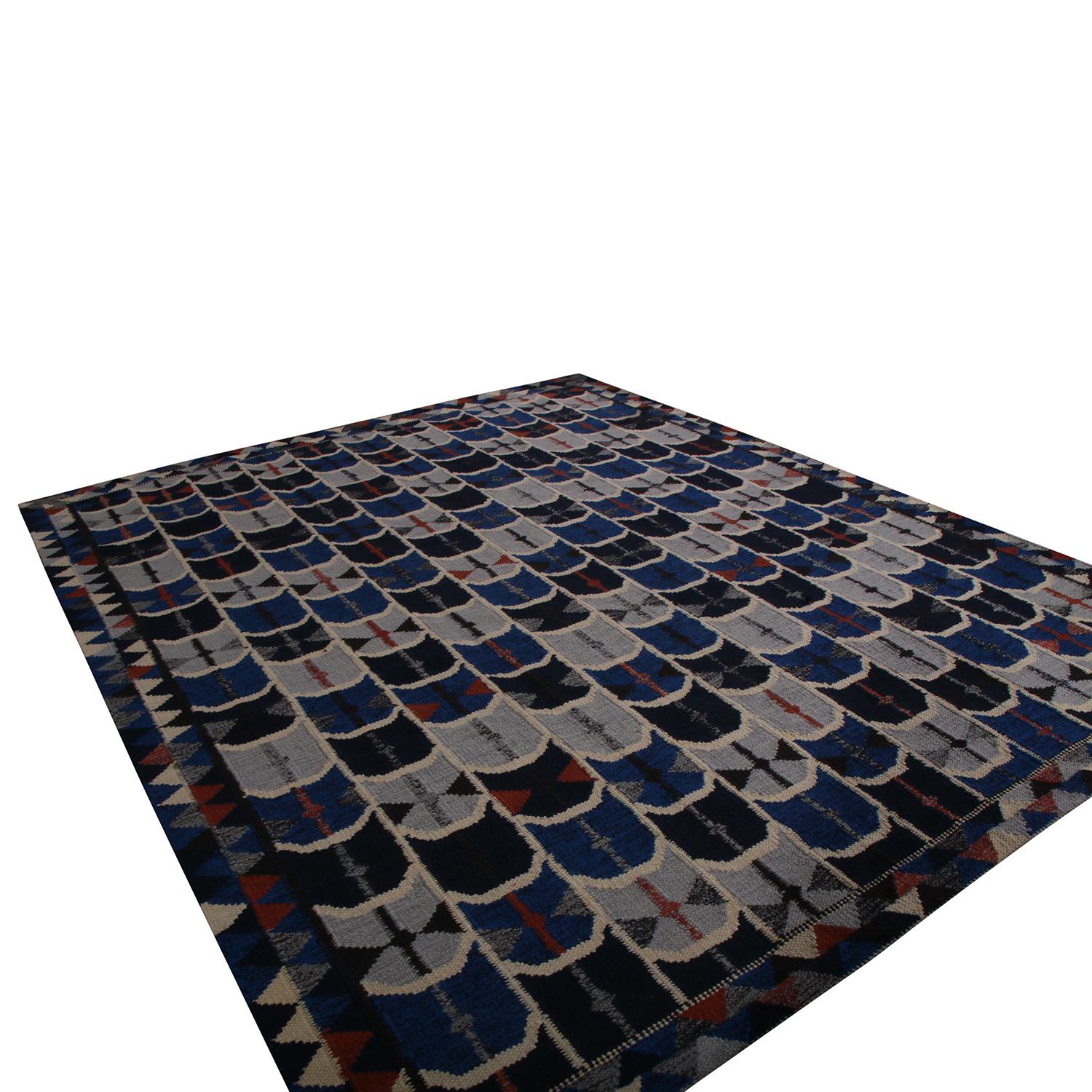 Tejida a mano en lana con una mezcla única de hilos naturales sin teñir, esta moderna alfombra kilim de 8x10 procede de las últimas incorporaciones de tejido plano a la Colección Kilim Escandinava de Rug & Kilim, una celebración del modernismo sueco