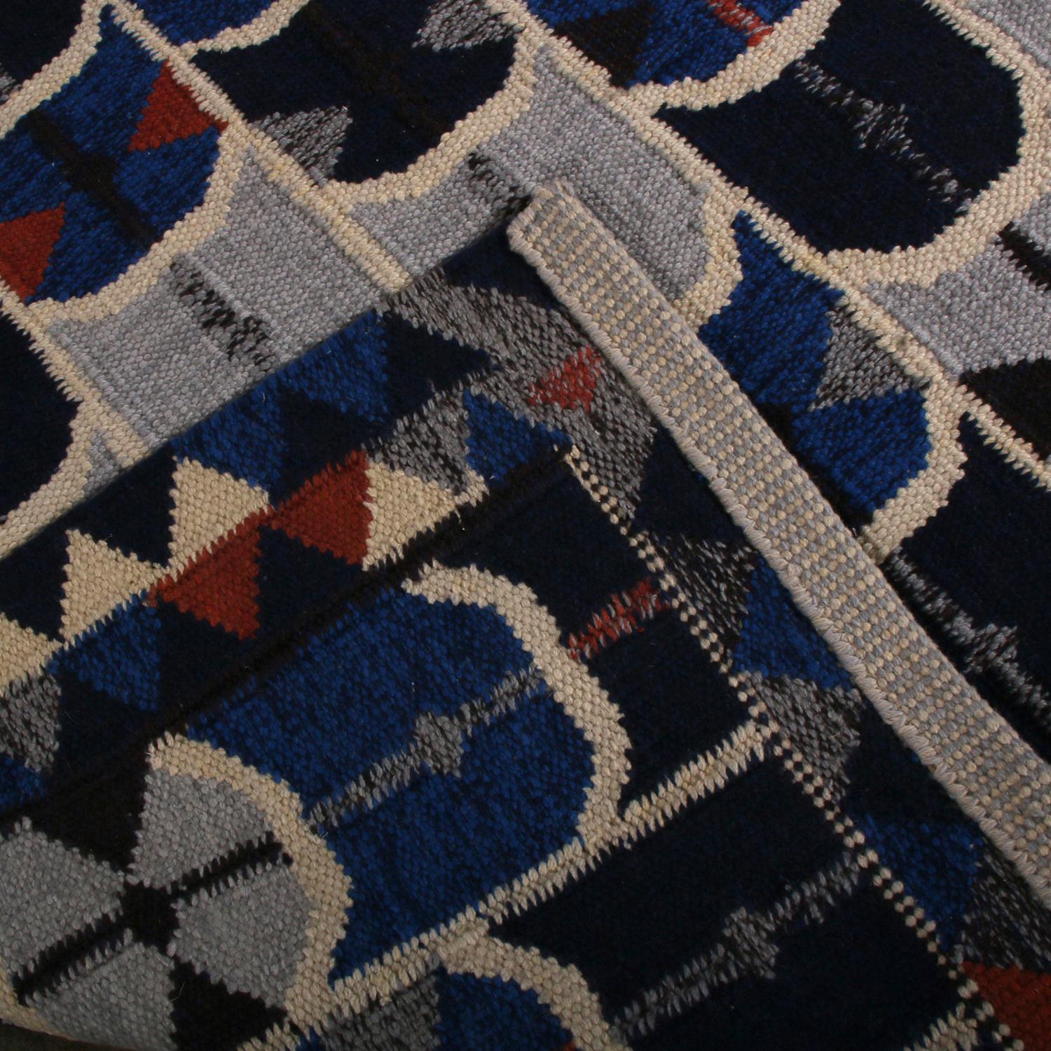 Kilim moderno geométrico de lana azul y negra de estilo escandinavo de Rug & Kilim Tejido a mano en venta
