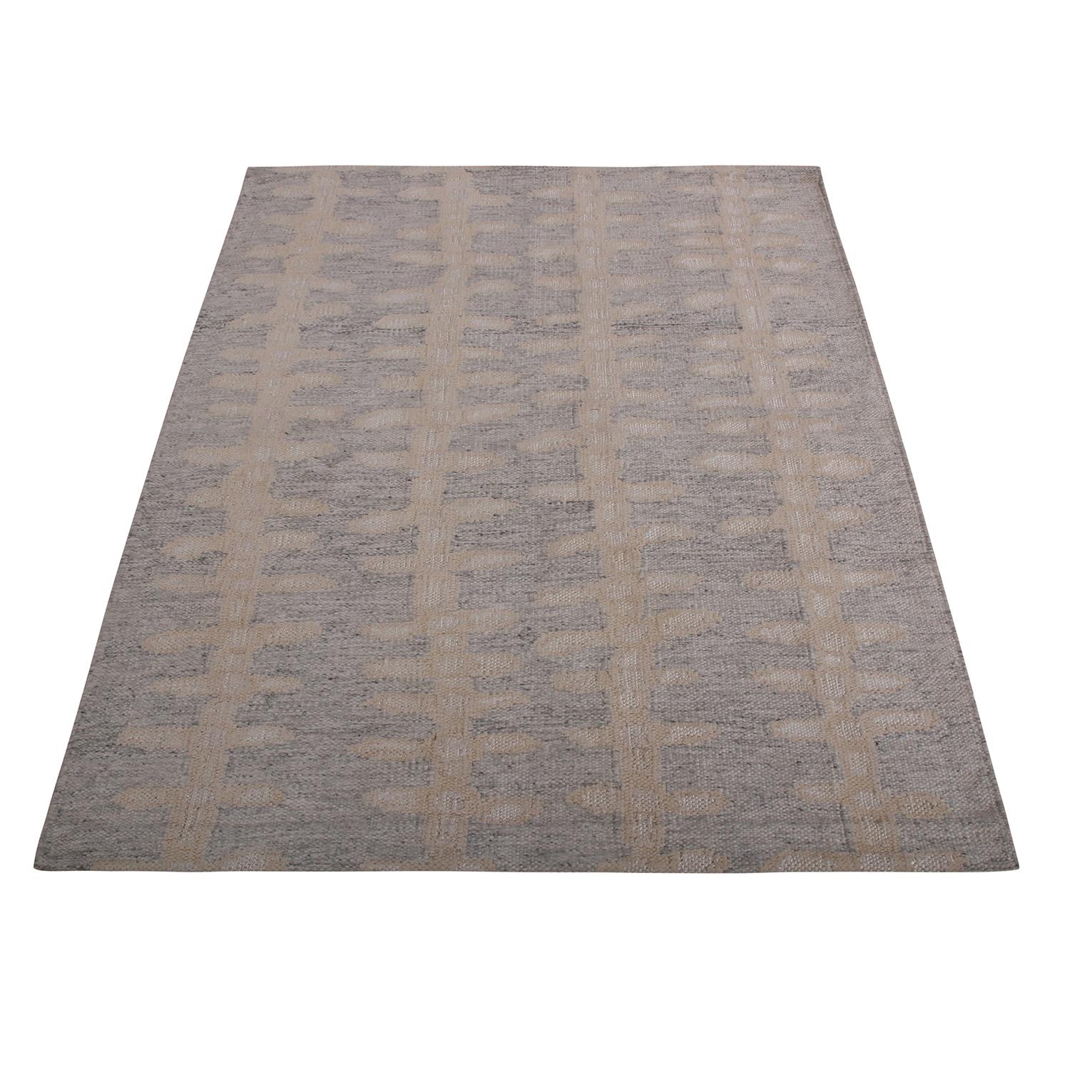 Handwoven in wool with a unique blend of undyed natural yarns, this modern kilim rug hails from the latest flat weave additions to Rug & Kilim’s Scandinavian Kilim Collection, a celebration of Swedish modernism with new large-scale geometry and