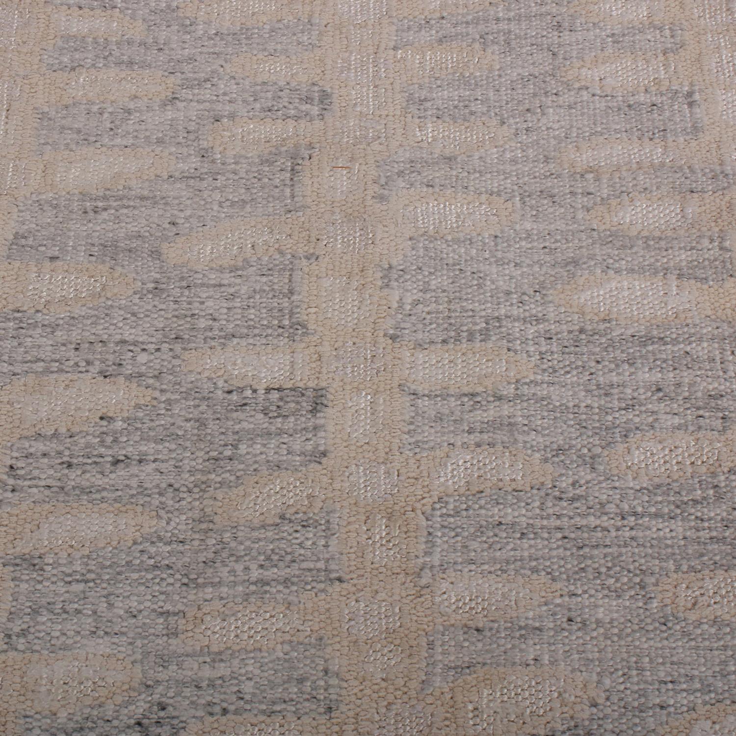 Scandinavo moderno Rug & Kilim è un tappeto Kilim in lana grigio e crema in stile geometrico floreale. in vendita