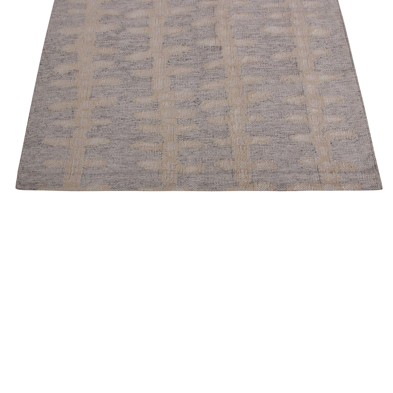 Indiano Rug & Kilim è un tappeto Kilim in lana grigio e crema in stile geometrico floreale. in vendita