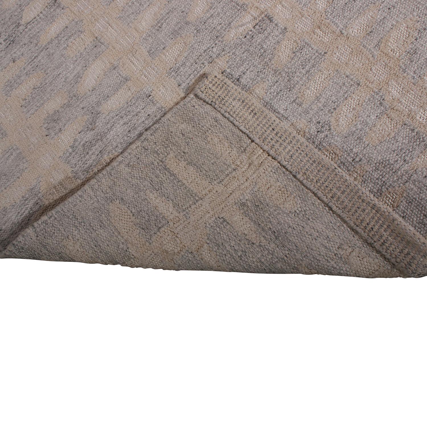 Annodato a mano Rug & Kilim è un tappeto Kilim in lana grigio e crema in stile geometrico floreale. in vendita