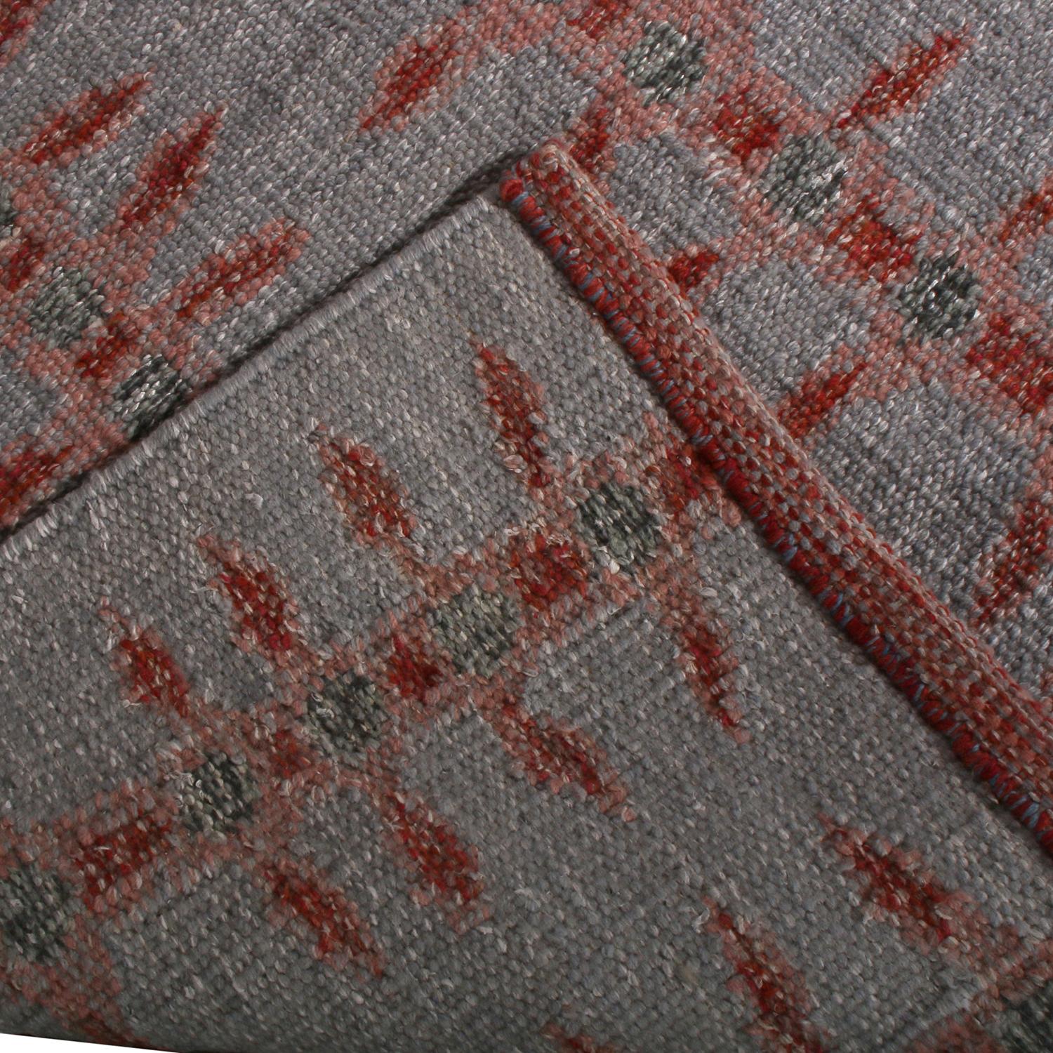 Handwoven in distinguished natural wool with a unique blend of exotic yarns, this modern rug hails from the latest flat weave additions to Rug & Kilim’s Scandinavian Kilim Collection, a celebration of Swedish modernism with new large-scale geometry