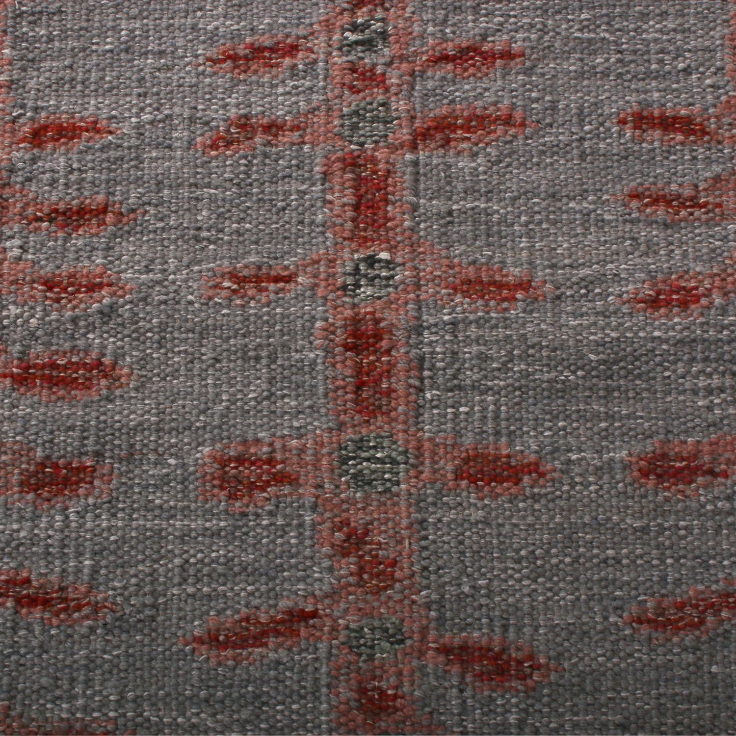 Indiano Rug & Kilim è un tappeto Kilim in lana grigio e rosso in stile geometrico e floreale. in vendita