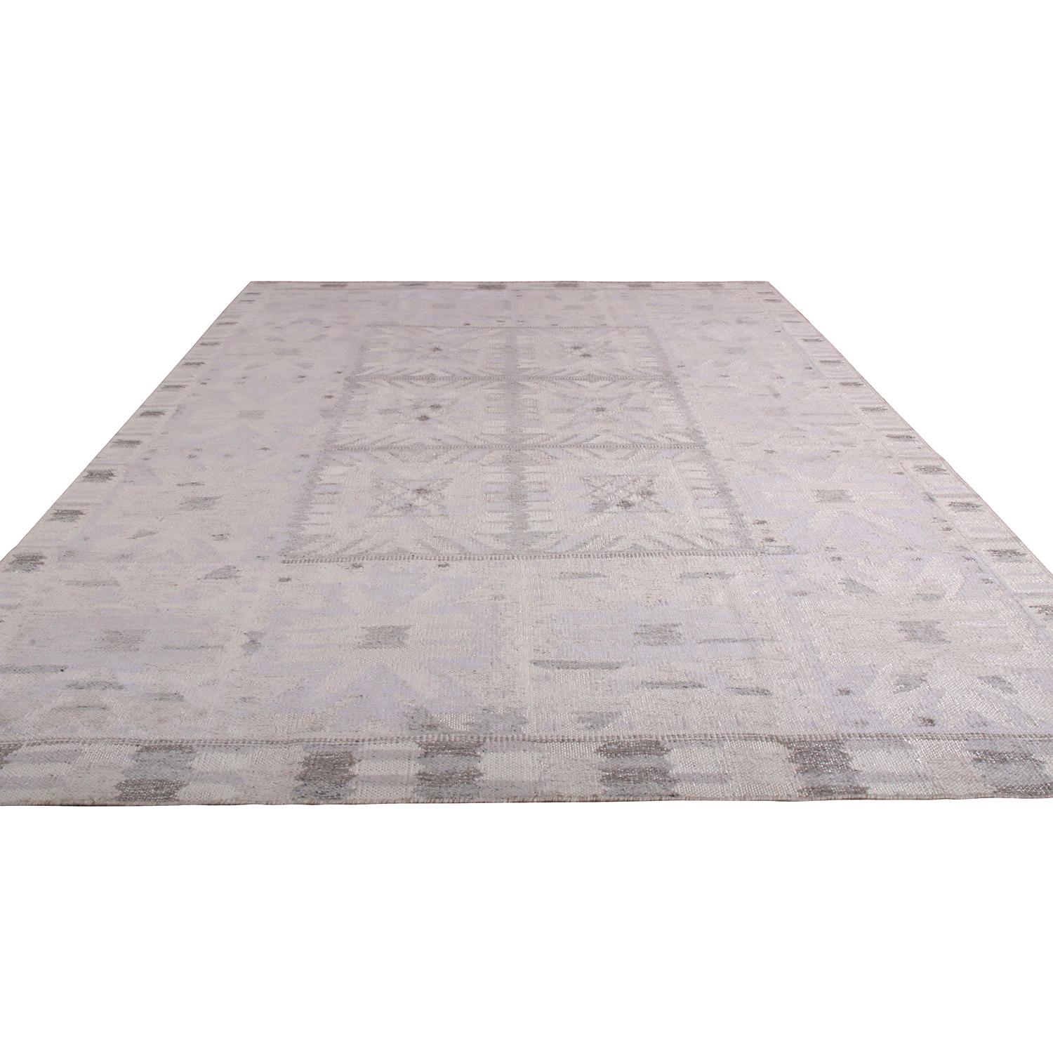 Dieser moderne Kilim-Teppich ist aus Wolle mit einer einzigartigen Mischung aus natürlichen, ungefärbten Garnen handgewebt und gehört zu den neuesten Flachgewebe-Ergänzungen der Scandinavian Kilim Collection'S von Rug & Kilim, die den schwedischen