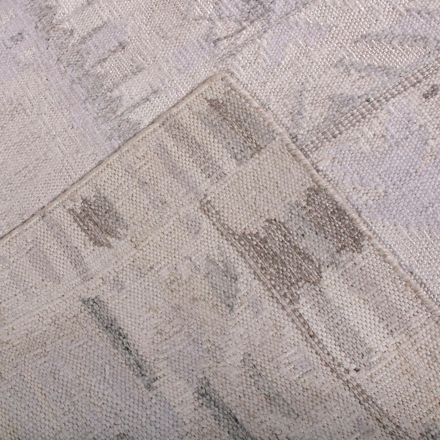 Rug & Kilim's Skandinavischer Stil Geometrischer grauer Woll-Kilim-Teppich (Handgewebt) im Angebot