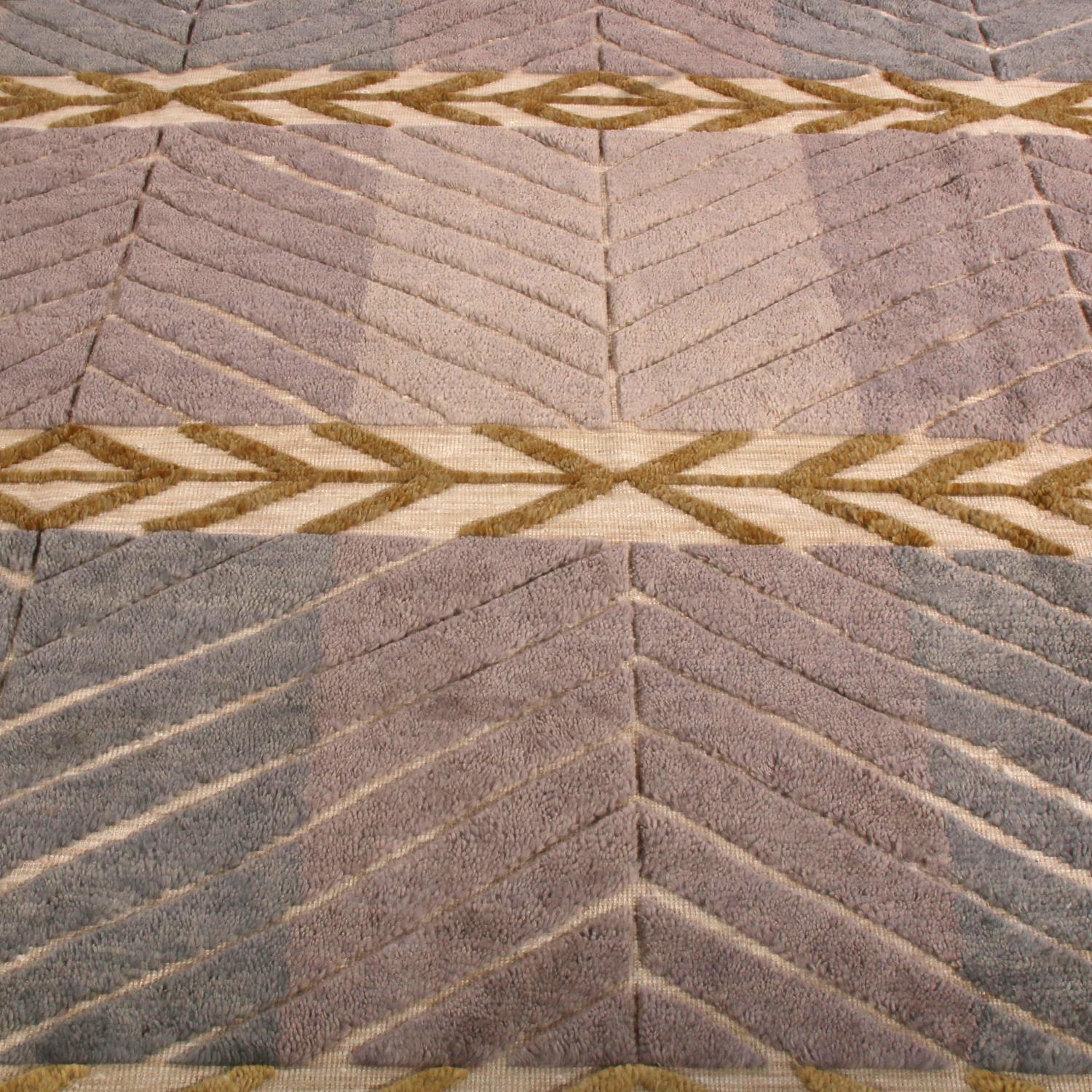 Rug & Kilim's Skandinavischer Stil Geometrischer Lila und Beige Brauner Wollflor-Teppich (Skandinavische Moderne) im Angebot