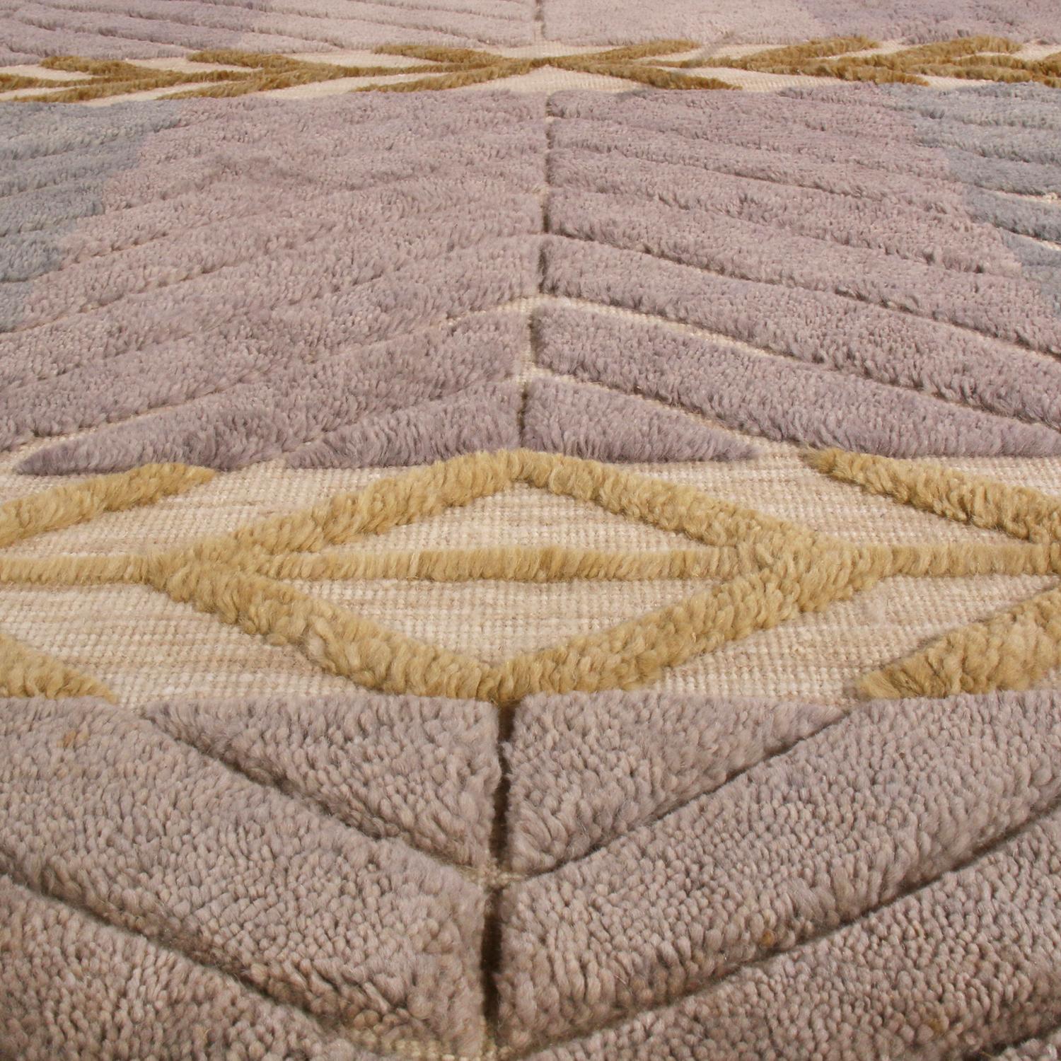 Rug & Kilim's Skandinavischer Stil Geometrischer Lila und Beige Brauner Wollflor-Teppich (Indisch) im Angebot