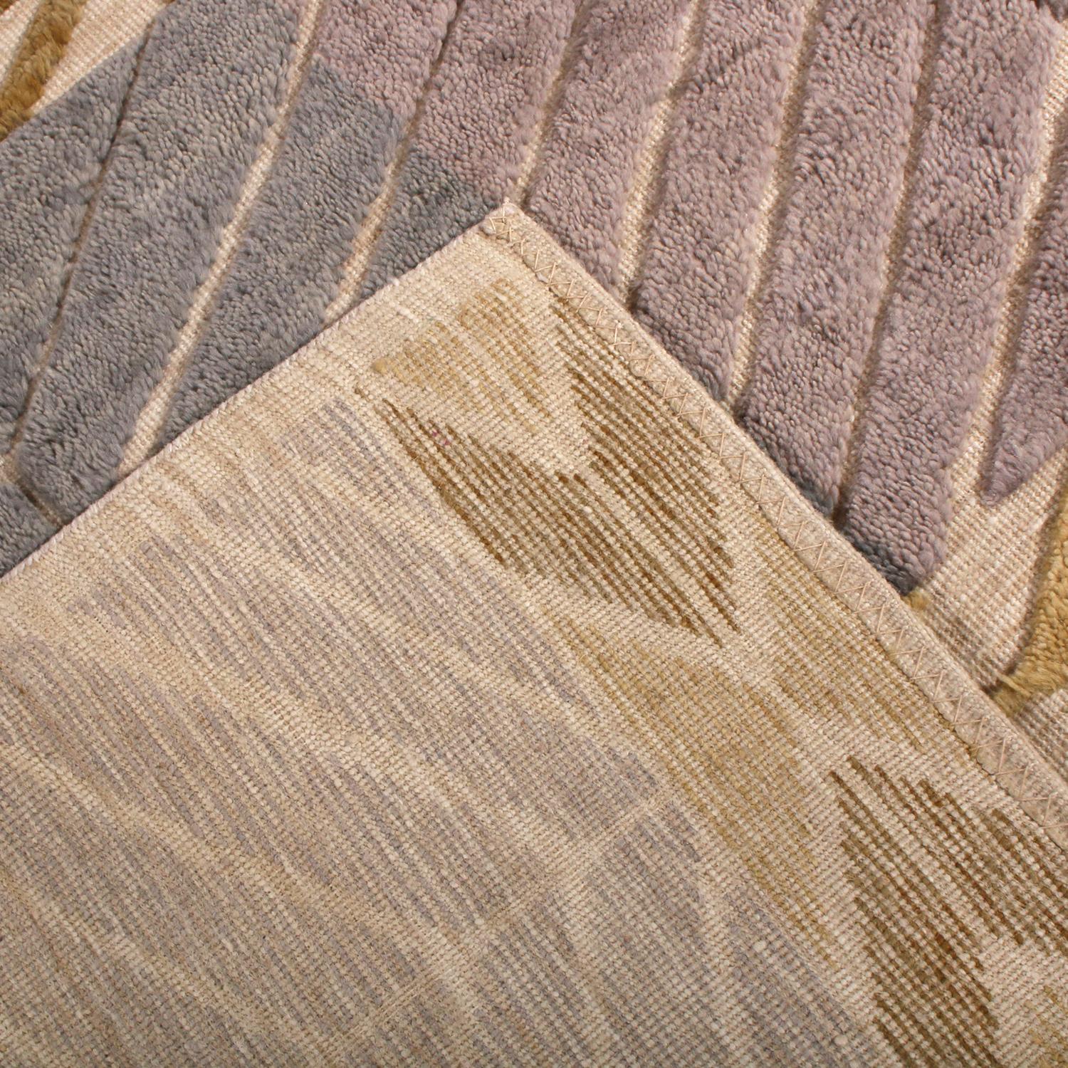 Rug & Kilim's Skandinavischer Stil Geometrischer Lila und Beige Brauner Wollflor-Teppich im Zustand „Neu“ im Angebot in Long Island City, NY