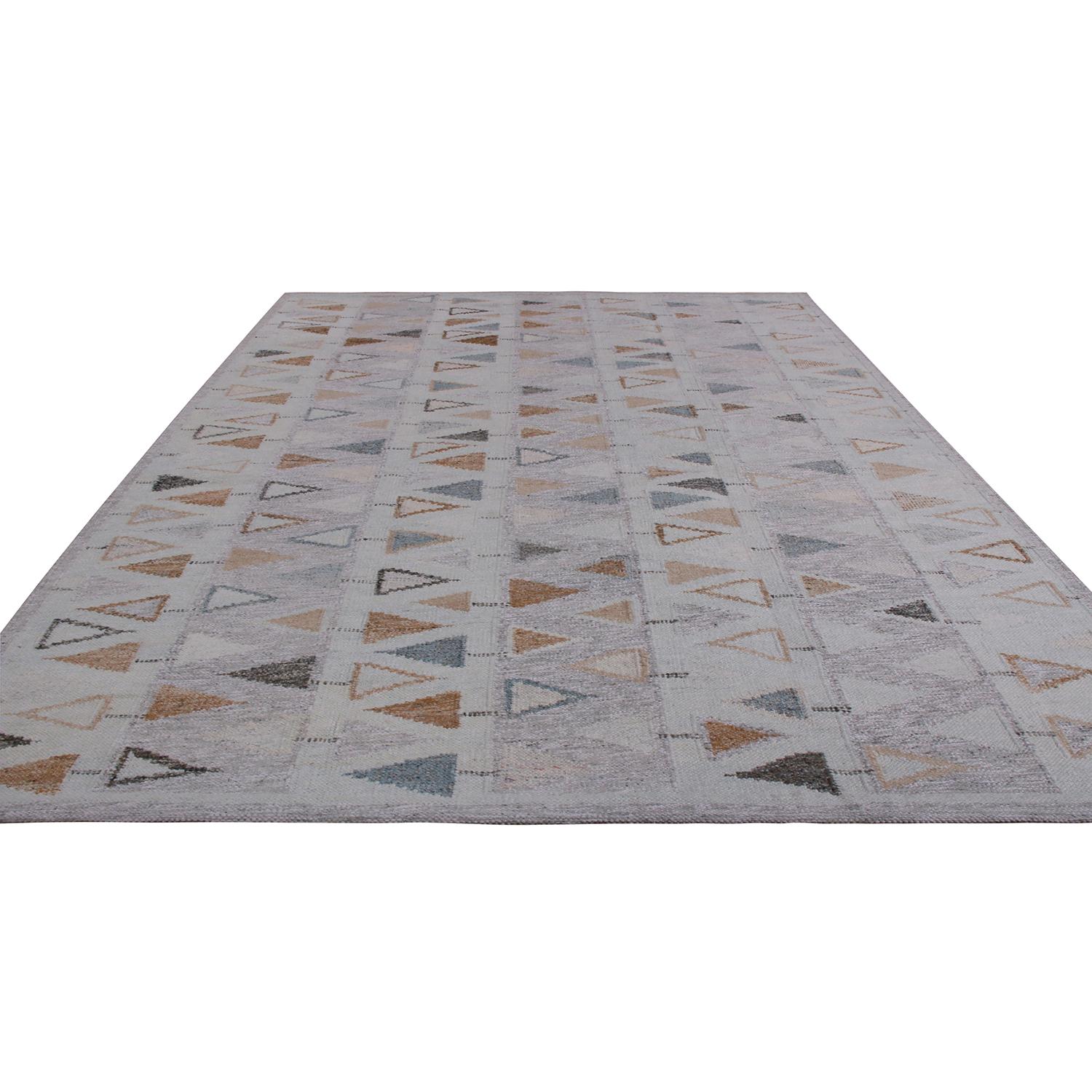 Tejida a mano en lana con una mezcla única de hilos naturales sin teñir, esta moderna alfombra Kilim procede de las últimas incorporaciones de tejido plano a la Colección Kilim Escandinava de Rug & Kilim, una celebración del modernismo sueco con una