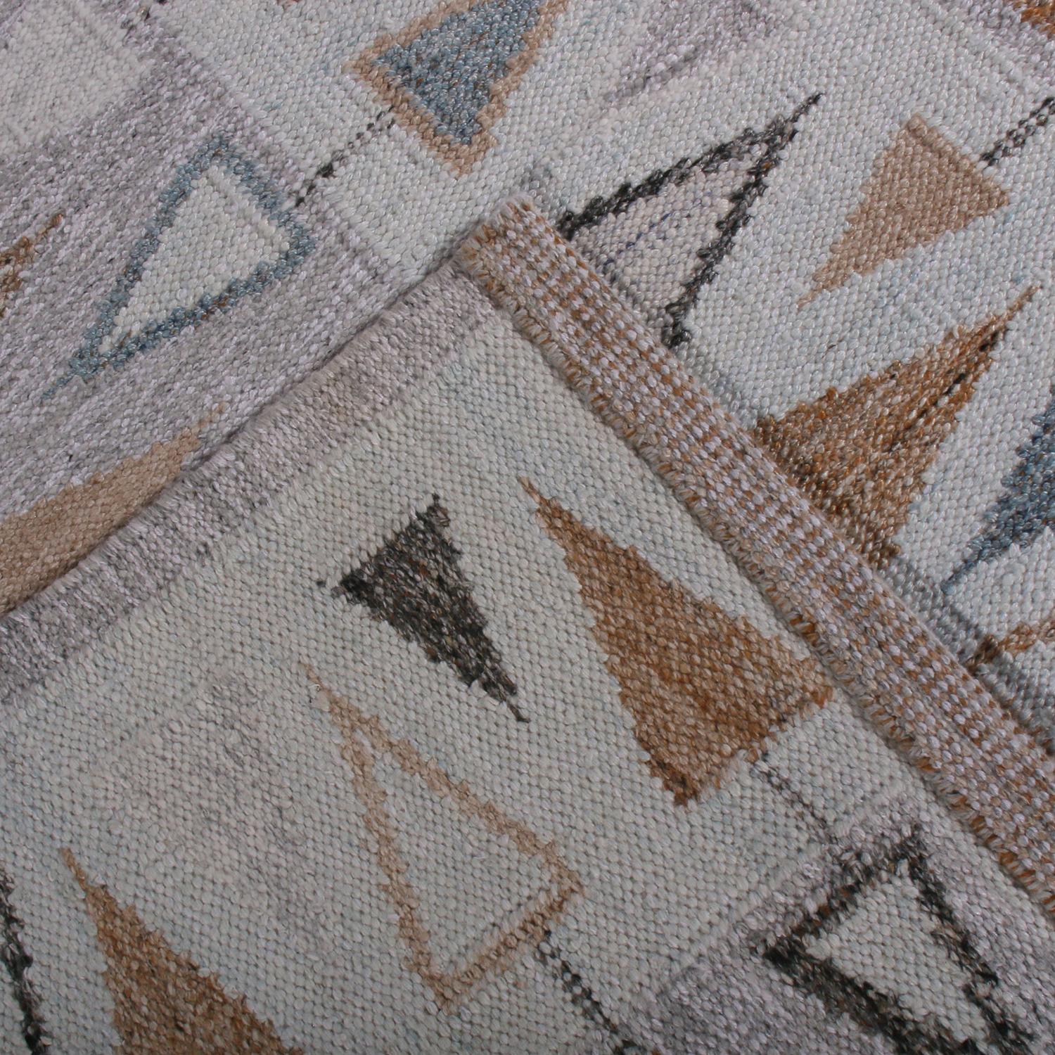 Alfombra geométrica de lana de estilo escandinavo púrpura y azul de Rug & Kilim en Nuevo estado para la venta en Long Island City, NY