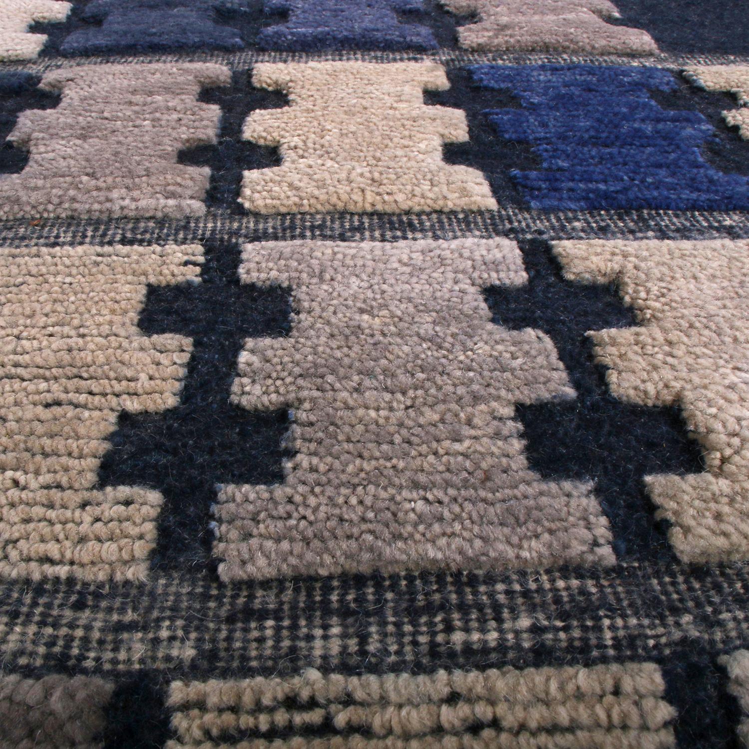 Rug & Kilim's Skandinavischer Stil Geometrischer Silbergrauer und Blauer Wollflorteppich (Skandinavische Moderne) im Angebot