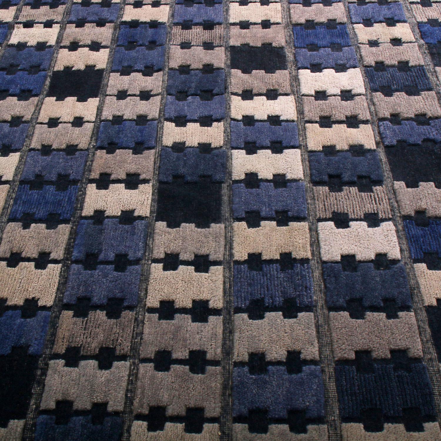 Rug & Kilim's Skandinavischer Stil Geometrischer Silbergrauer und Blauer Wollflorteppich (Indisch) im Angebot