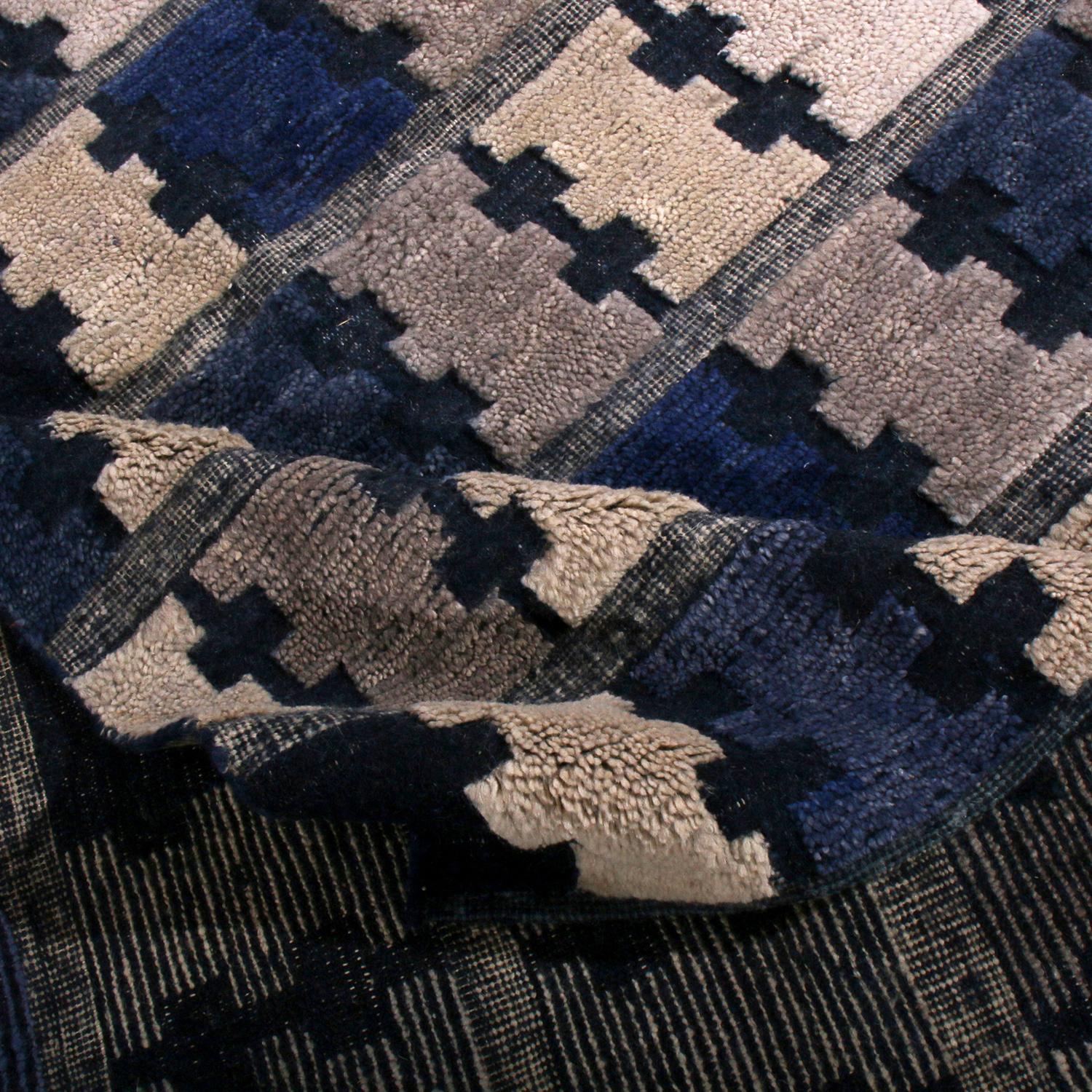 Rug & Kilim's Skandinavischer Stil Geometrischer Silbergrauer und Blauer Wollflorteppich (Handgeknüpft) im Angebot