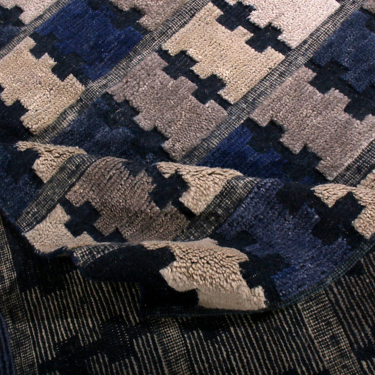 Noué à la main Rug & Kilim's Scandinavian Style Geometric Silver Gray and Blue Wool Pile Rug (en anglais) en vente