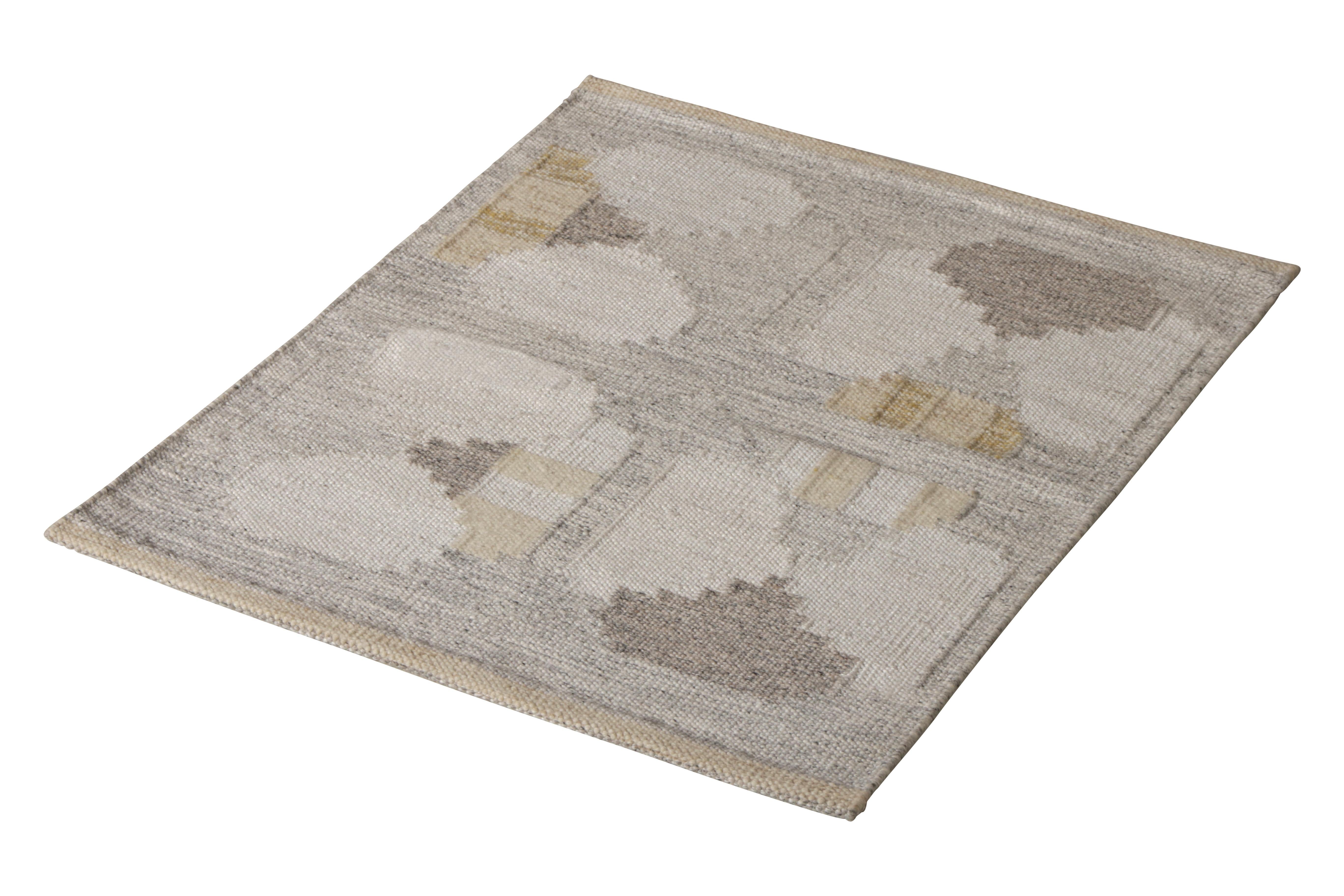 Handmade in a wool flat-weave originating from Rug & Kilim’s Scandinavian rug collection, this 3 x 4 Kilim rug enjoys a near square size in soothing vintage-style gray and beige-brown hues, complementing the chic geometric pattern and the smart,