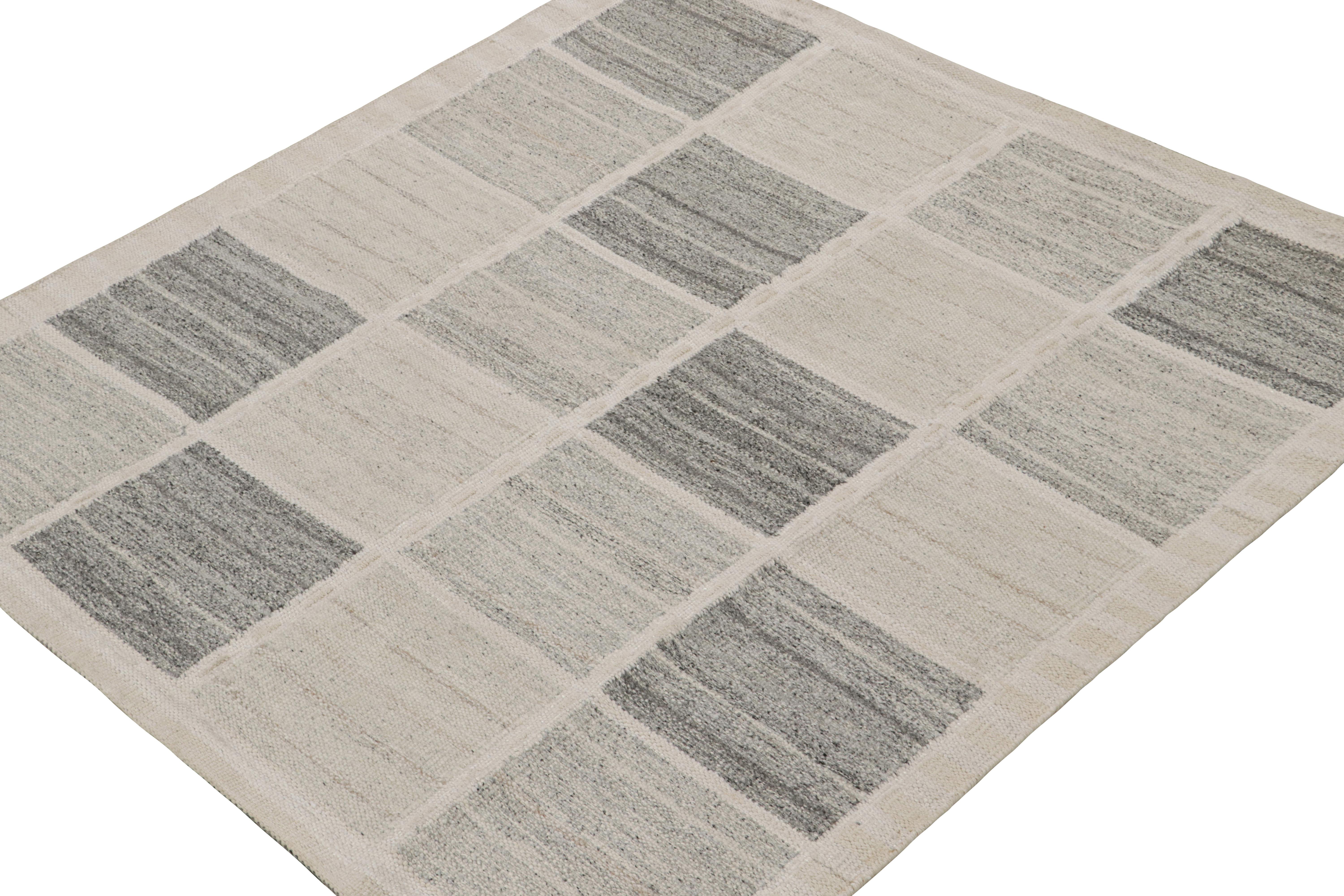 Dieser 6x6 quadratische Kilim ist ein Flachgewebe im schwedischen Stil aus der skandinavischen Teppichkollektion von Rug & Kilim. Dieser handgewebte Teppich aus Wolle, Baumwolle und natürlichen Garnen ist von den alten schwedischen Deko-Teppichen