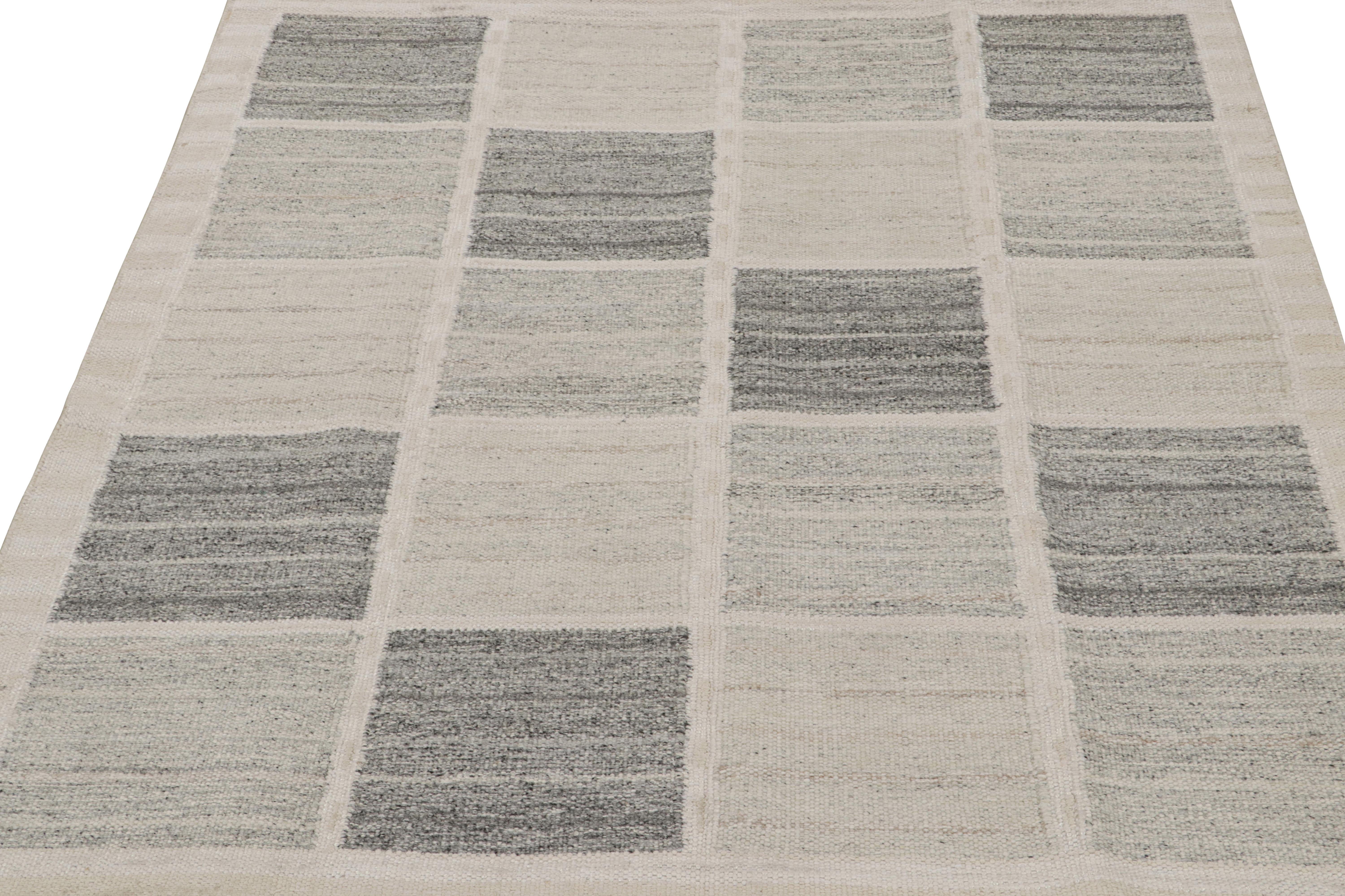 Moderno Rug & Kilim è un tappeto quadrato e kilim in stile scandinavo con motivi geometrici grigi. in vendita