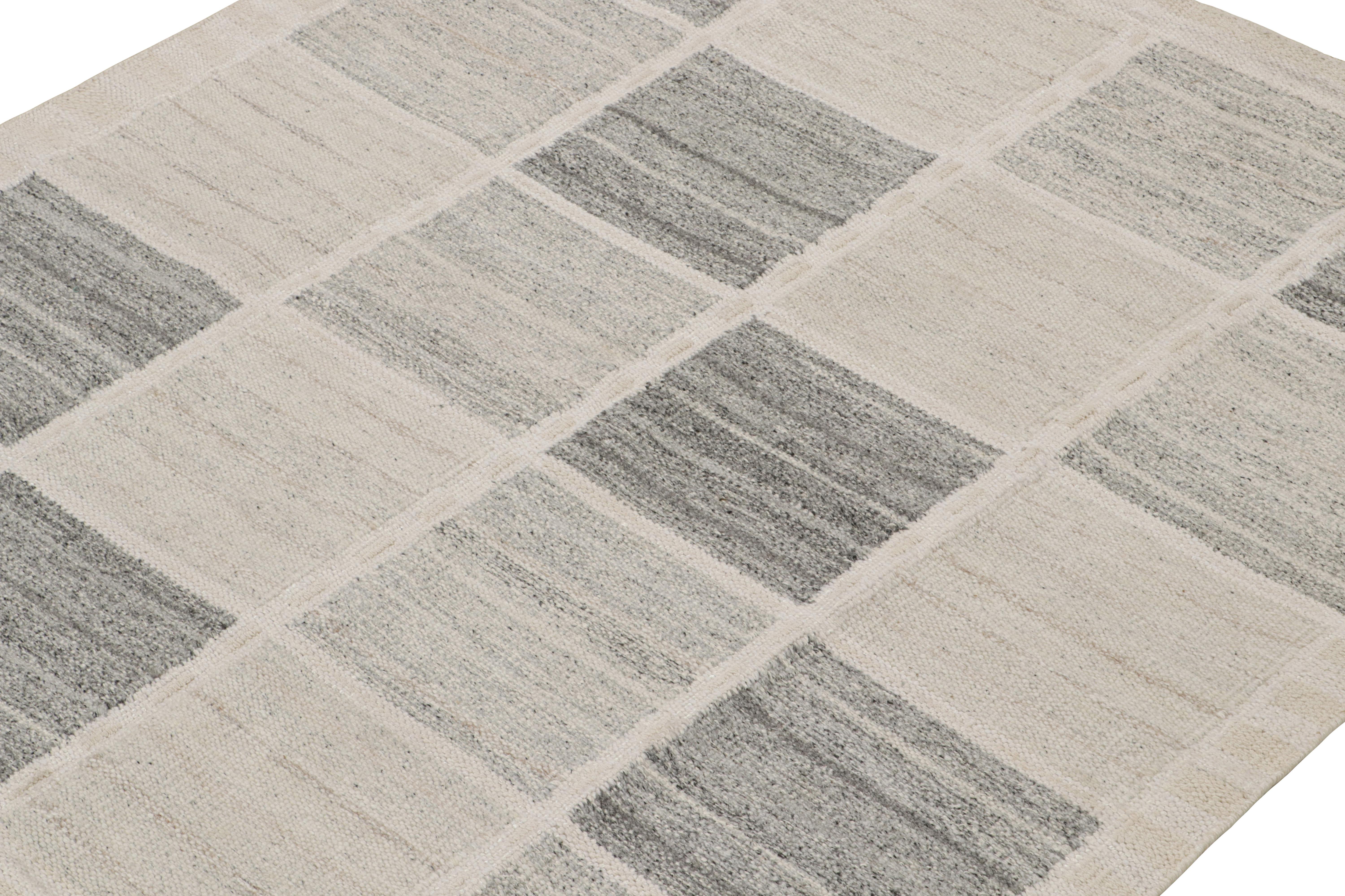Rug & Kilim's skandinavischer Kilim und quadratischer Teppich mit grauen geometrischen Mustern (Indisch) im Angebot