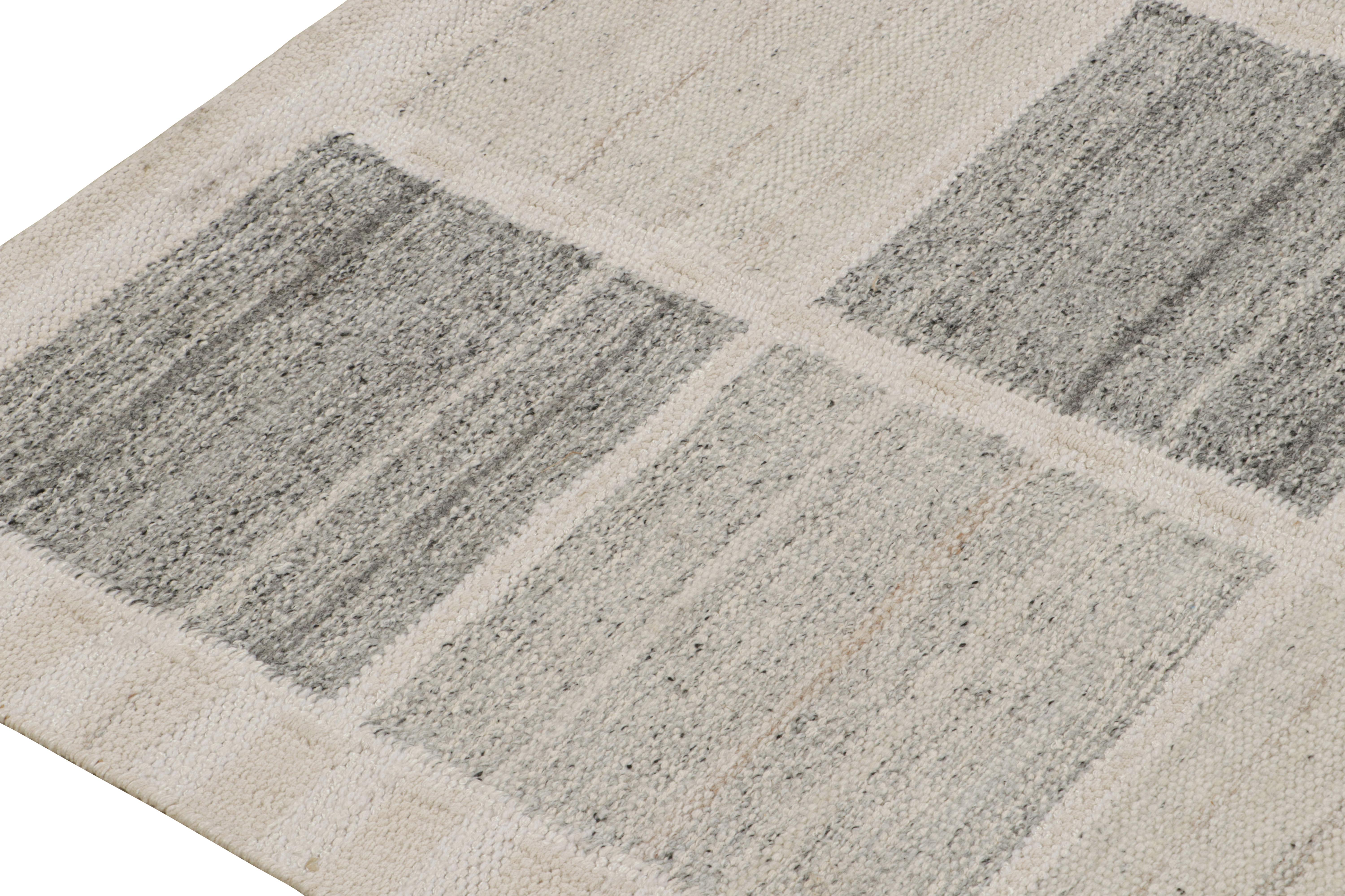 Rug & Kilim's skandinavischer Kilim und quadratischer Teppich mit grauen geometrischen Mustern (Handgewebt) im Angebot