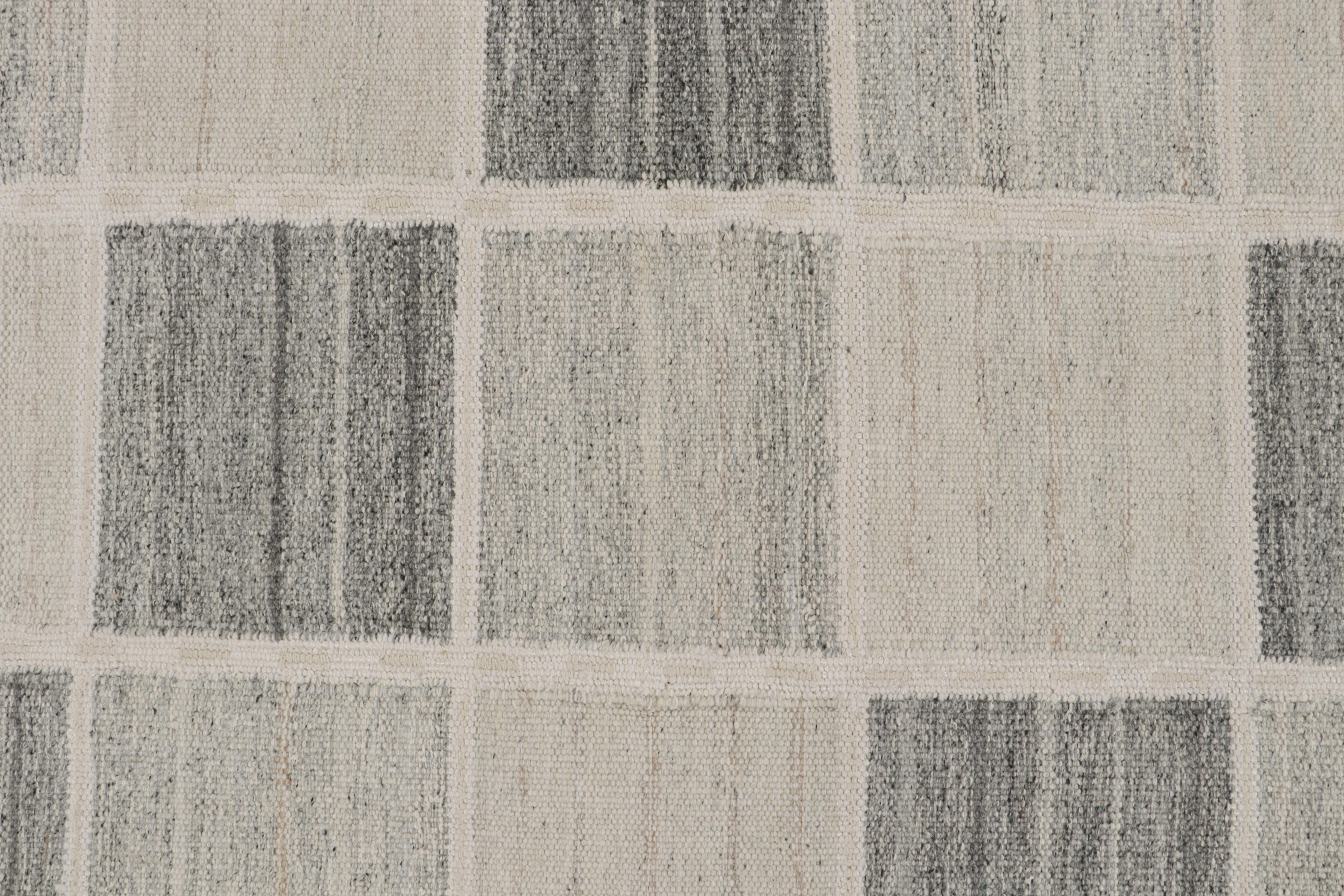 Rug & Kilim's skandinavischer Kilim und quadratischer Teppich mit grauen geometrischen Mustern im Zustand „Neu“ im Angebot in Long Island City, NY