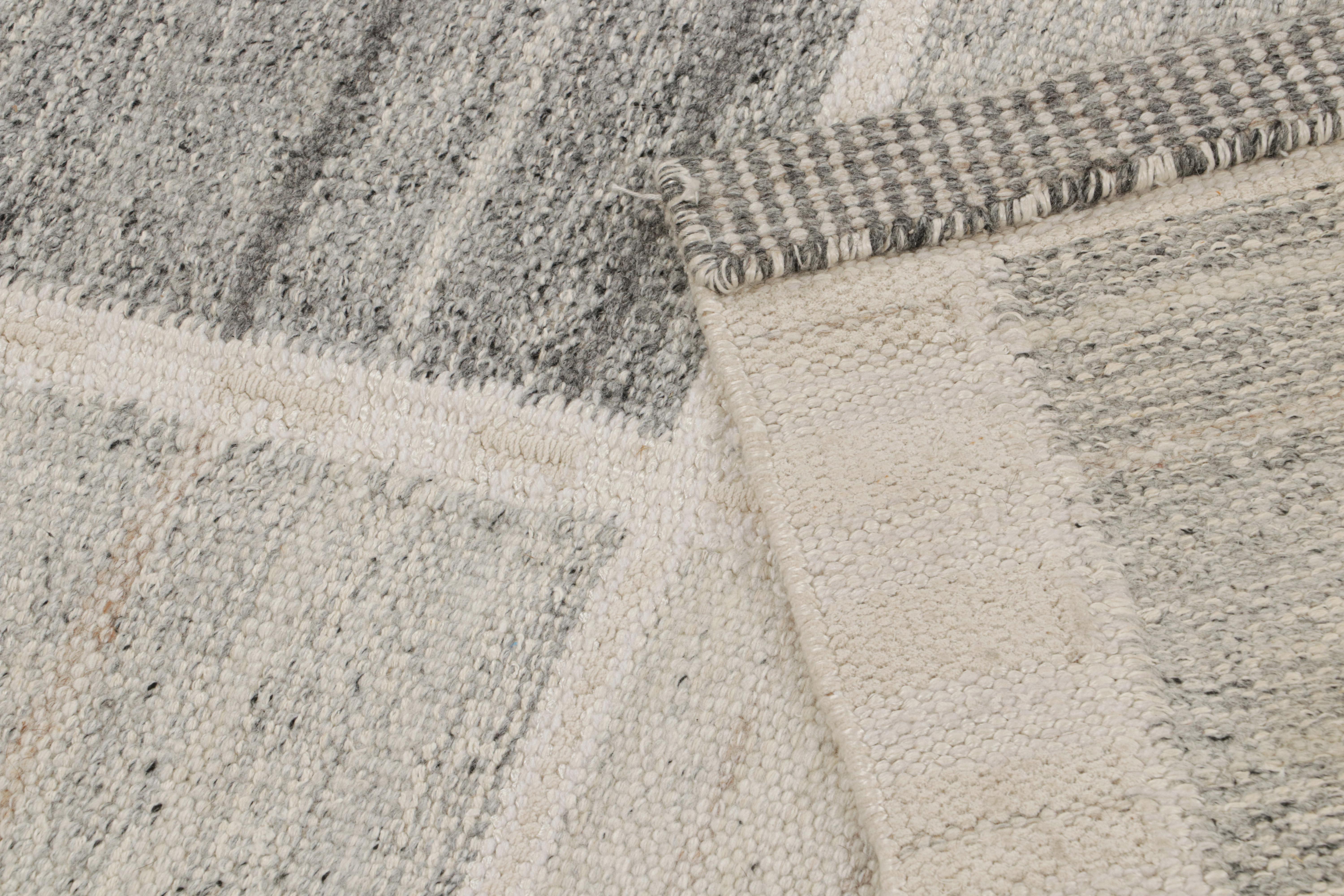 Rug & Kilim's skandinavischer Kilim und quadratischer Teppich mit grauen geometrischen Mustern (21. Jahrhundert und zeitgenössisch) im Angebot