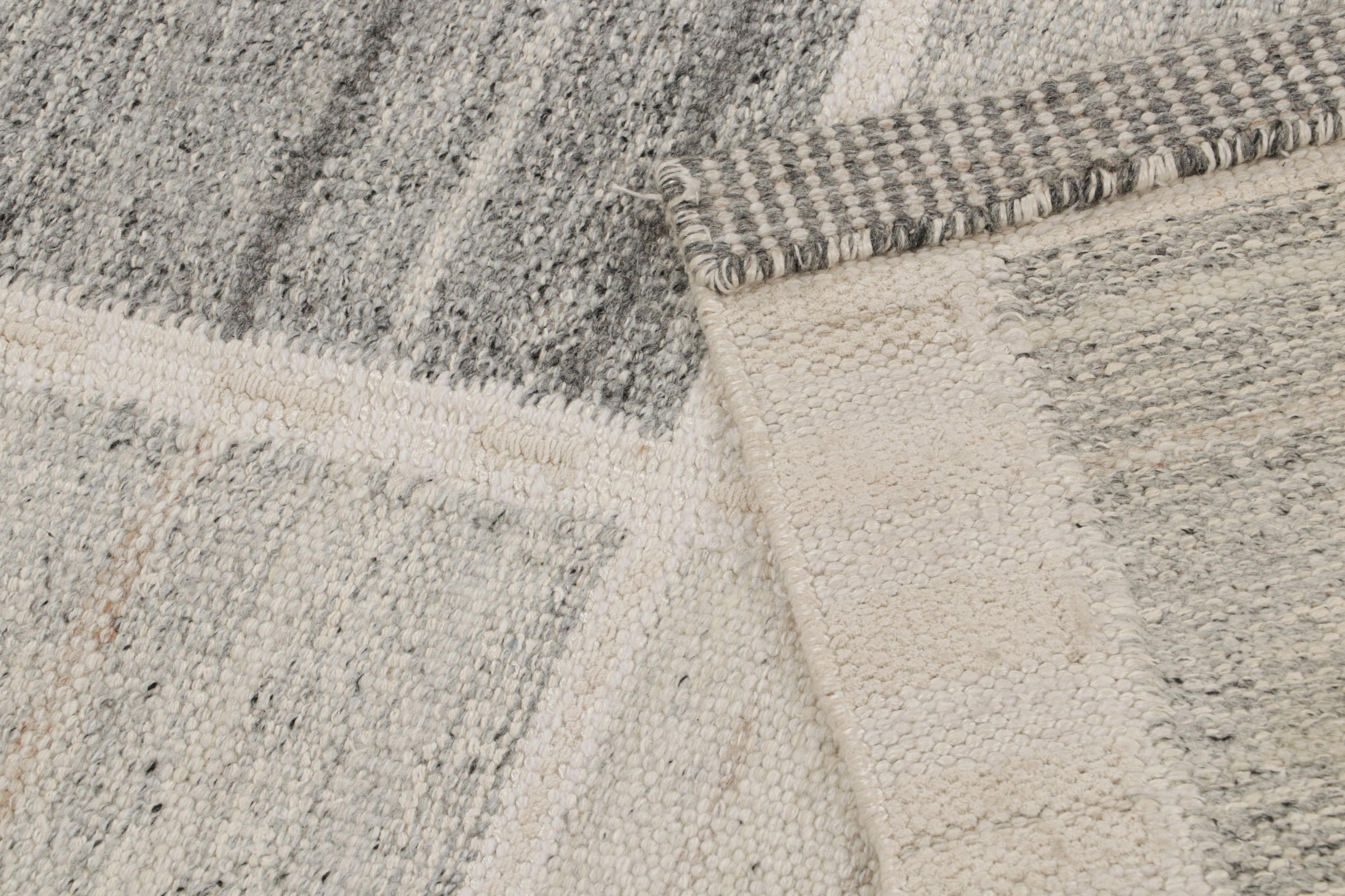 XXI secolo e contemporaneo Rug & Kilim è un tappeto quadrato e kilim in stile scandinavo con motivi geometrici grigi. in vendita