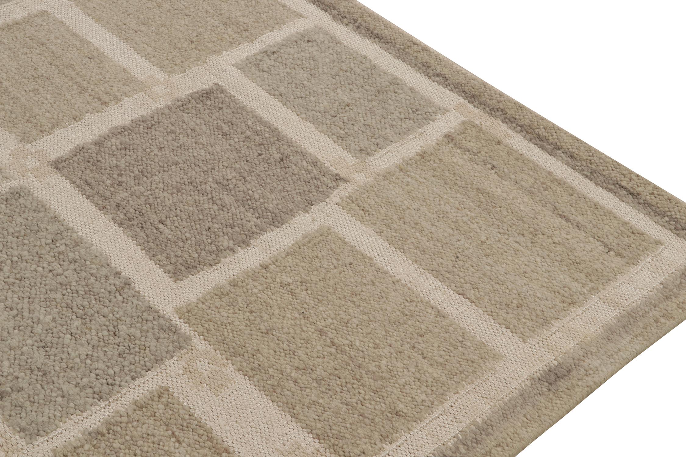 Noué à la main Rug & Kilim's Scandinavian Style Kilim in Beige and Gray Geometric Pattern (Kilim de style scandinave à motif géométrique beige et gris) en vente