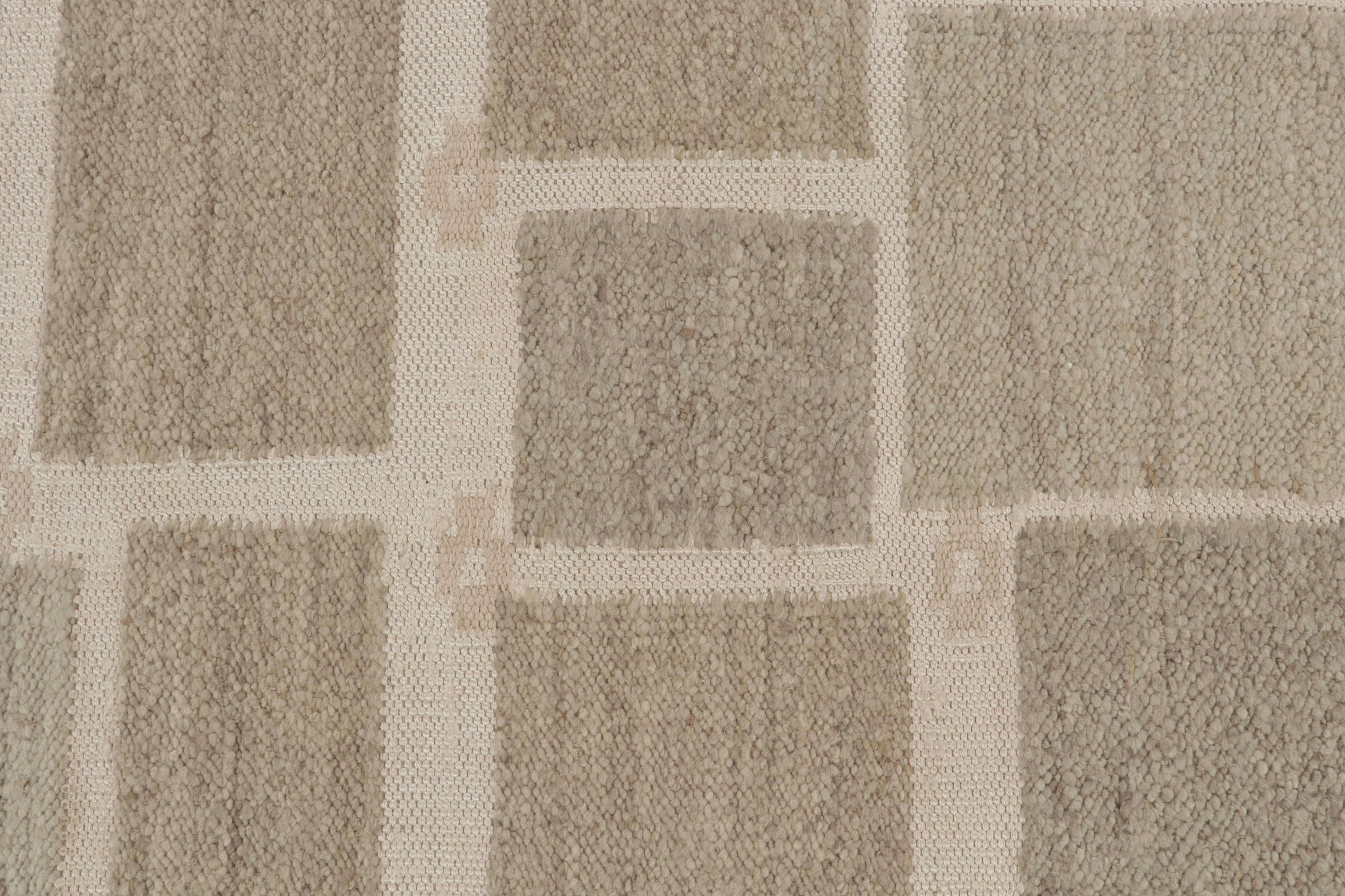 Rug & Kilim’s Scandinavian Style Kilim in Beige and Gray Geometric Pattern In New Condition For Sale In Long Island City, NY