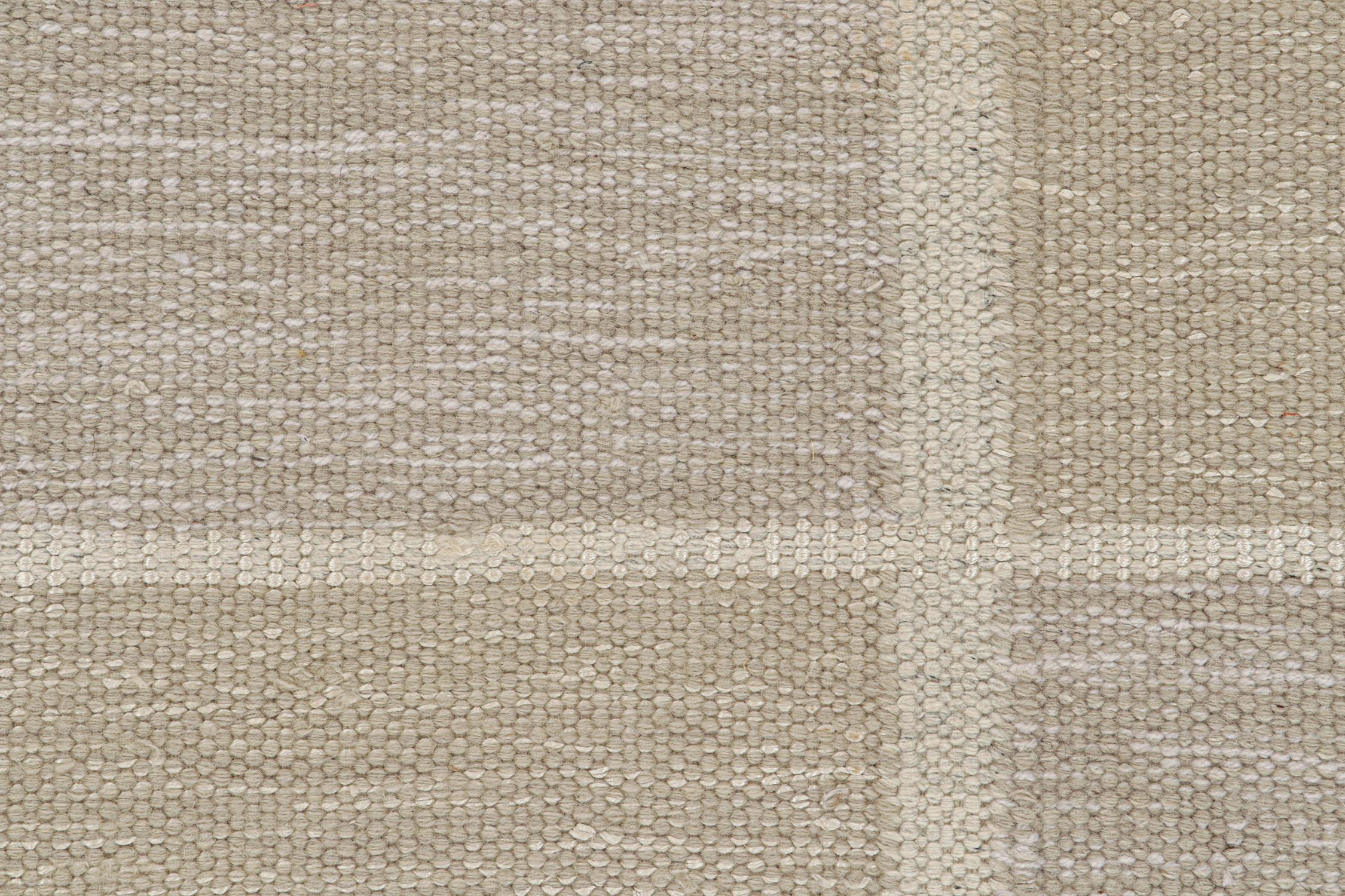Rug & Kilim's Scandinavian Style Kilim in Beige and Gray Geometric Pattern (Kilim de style scandinave à motif géométrique beige et gris) Neuf - En vente à Long Island City, NY