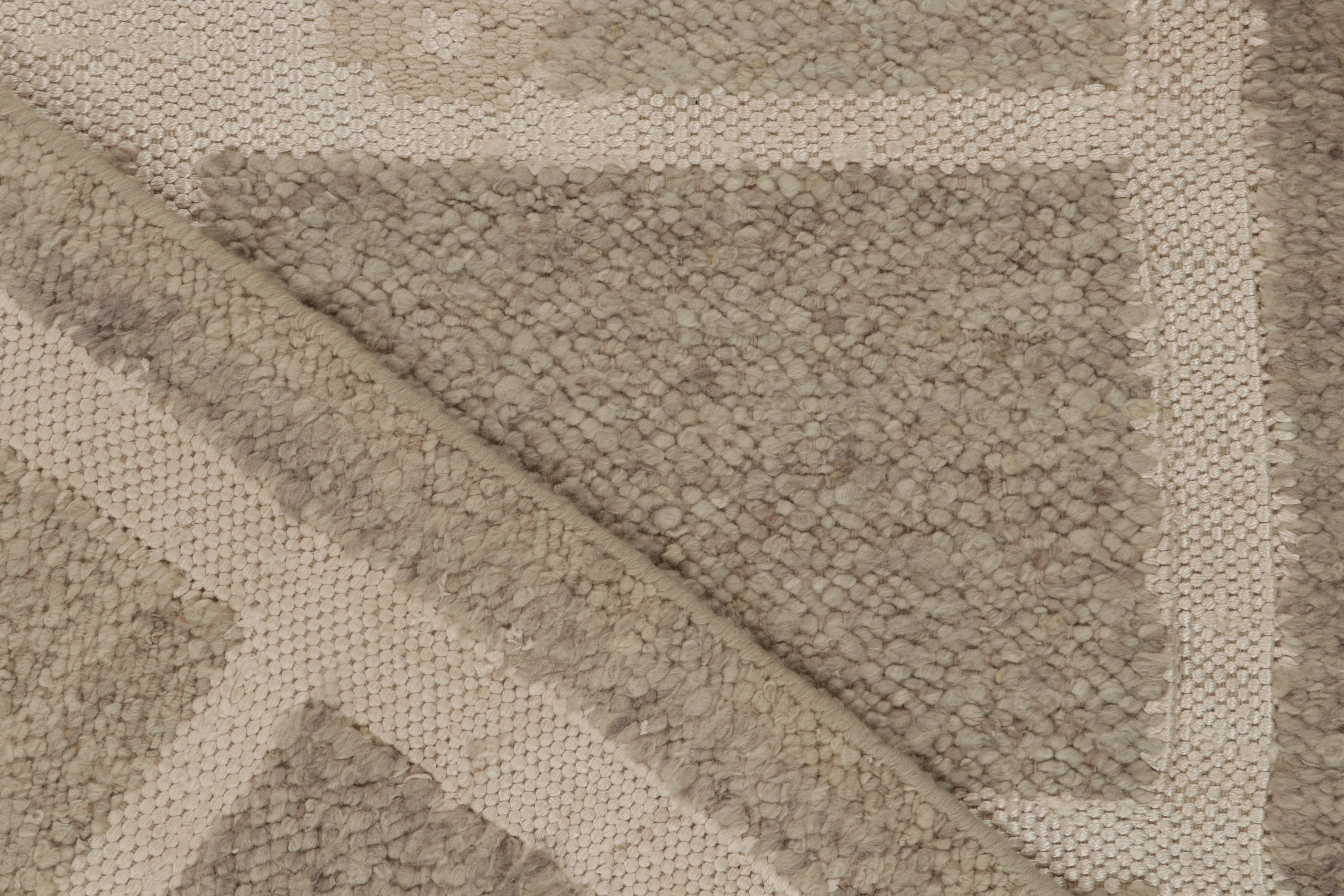 XXIe siècle et contemporain Rug & Kilim's Scandinavian Style Kilim in Beige and Gray Geometric Pattern (Kilim de style scandinave à motif géométrique beige et gris) en vente