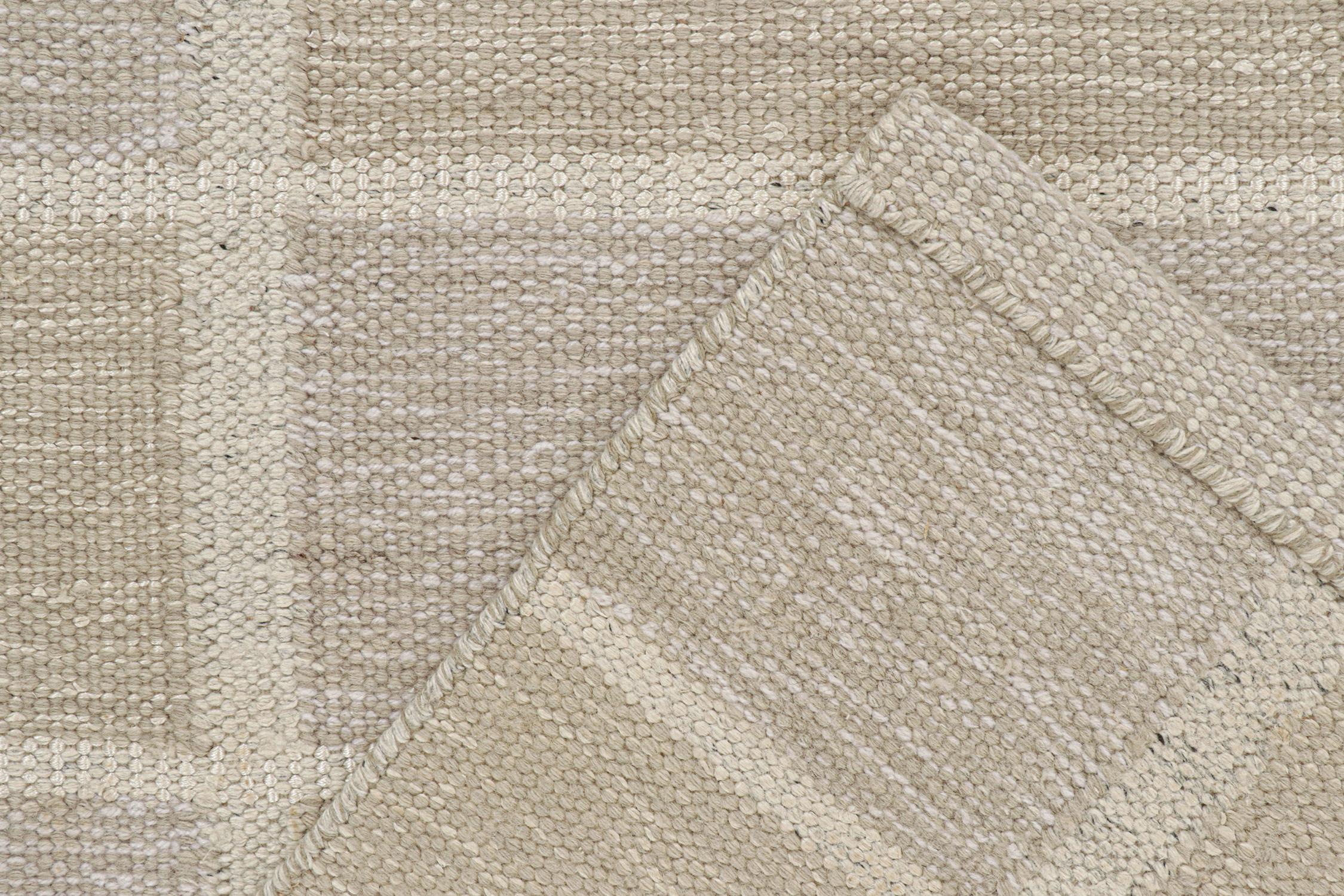XXIe siècle et contemporain Rug & Kilim's Scandinavian Style Kilim in Beige and Gray Geometric Pattern (Kilim de style scandinave à motif géométrique beige et gris) en vente