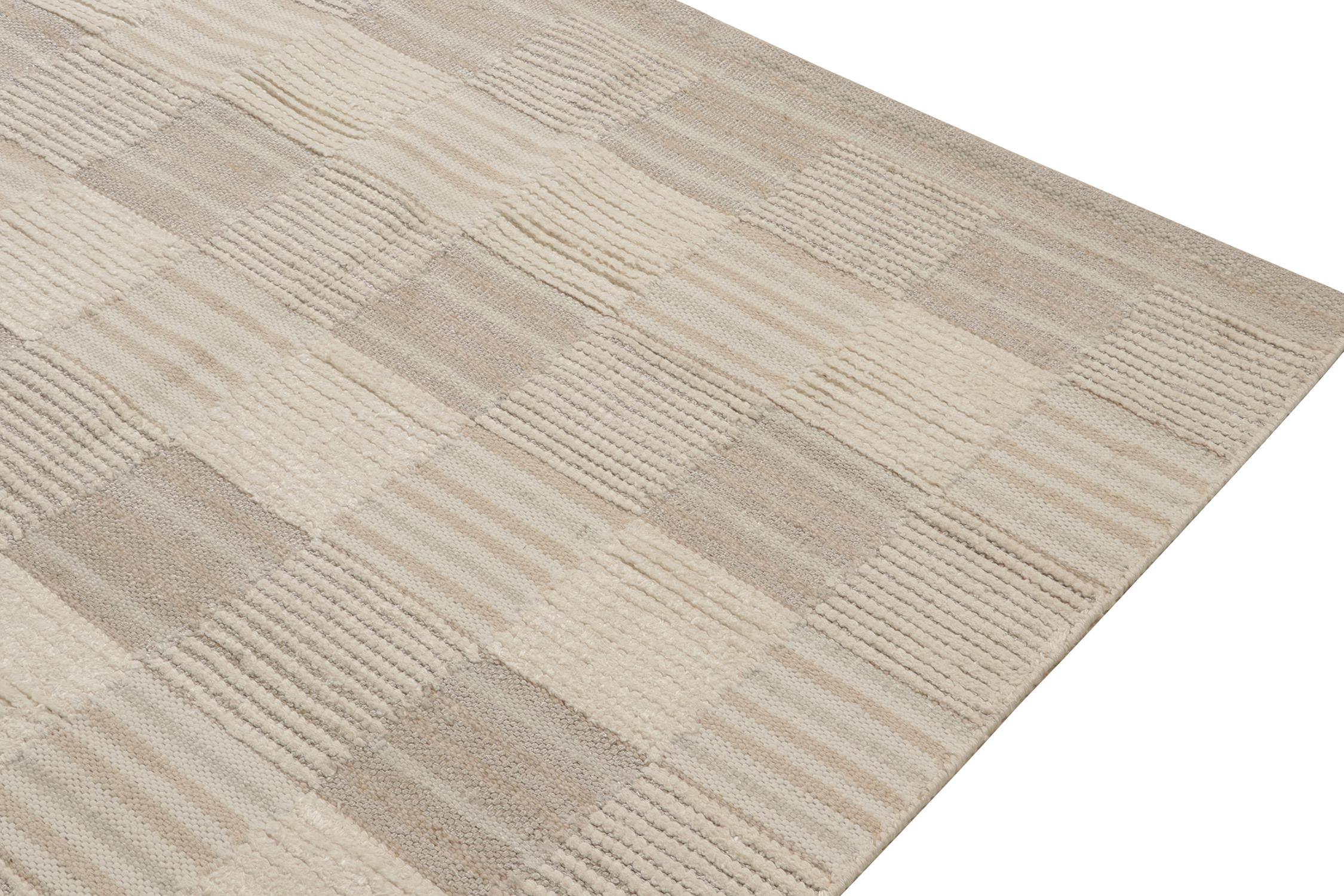 Rug & Kilim’s Scandinavian Style Kilim in Beige and White Geometric Pattern In New Condition For Sale In Long Island City, NY