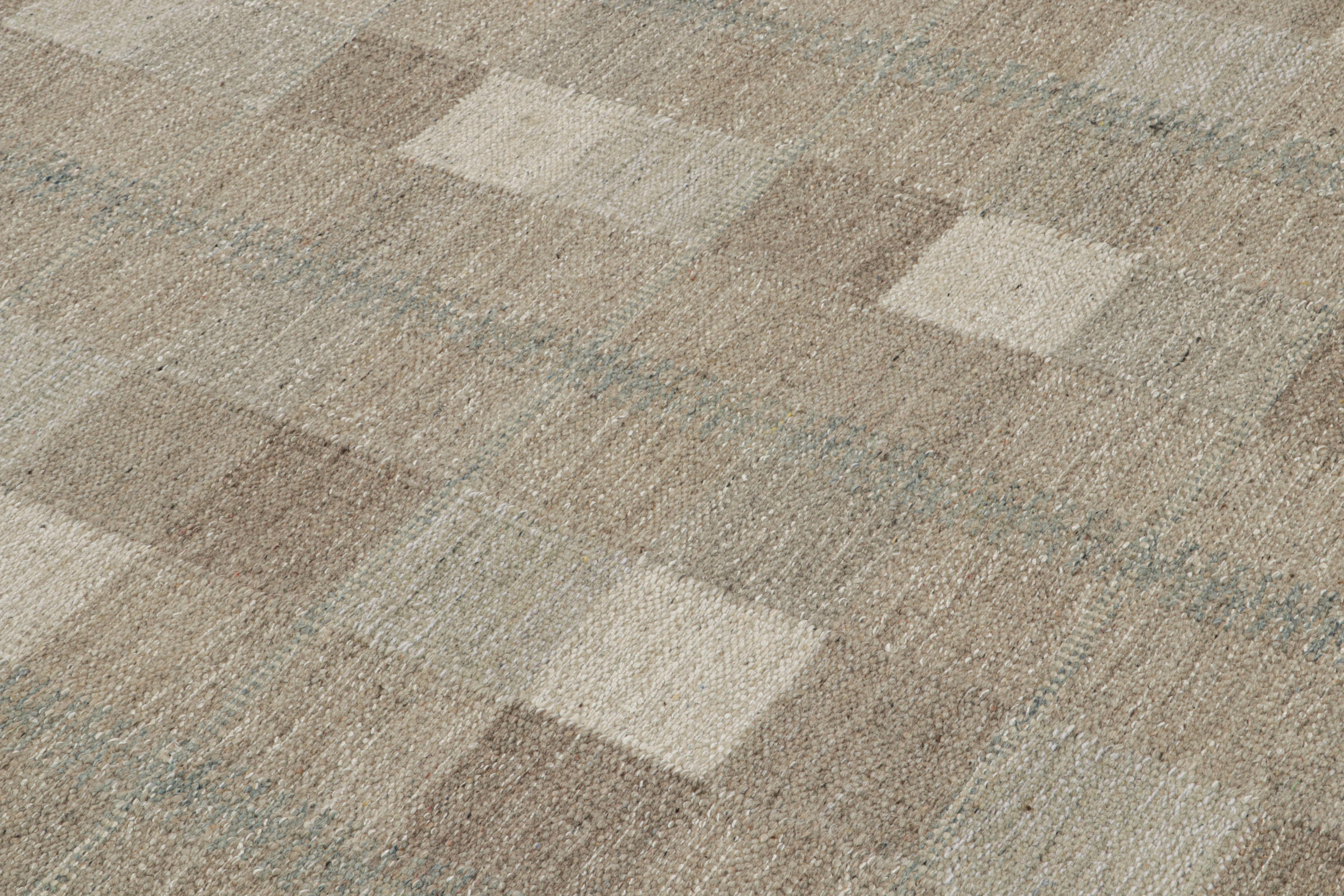 Kilim de estilo escandinavo de Rug & Kilim en estampado geométrico beige-marrón y gris en Nuevo estado para la venta en Long Island City, NY